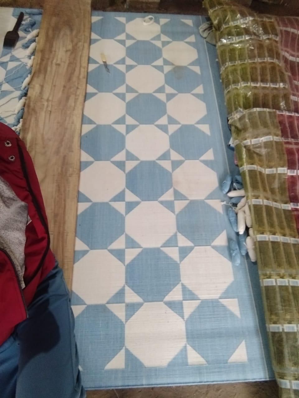 Tappeto a tessitura piatta in cotone fatto a mano, 4x6 Blu e Crema Geometrico Indiano Dhurrie in vendita 3