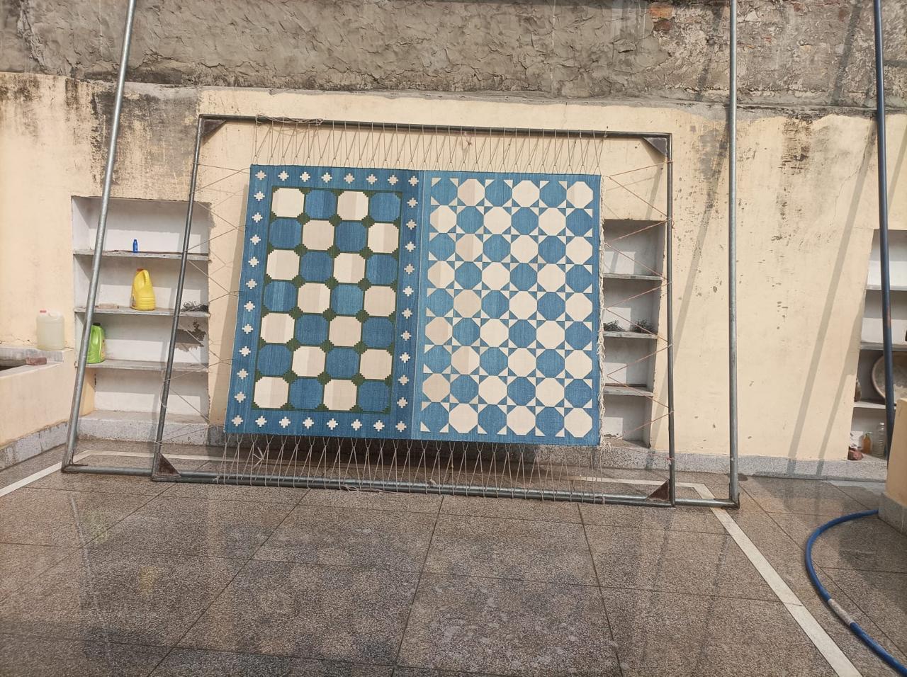 Tappeto a tessitura piatta in cotone fatto a mano, 4x6 Blu e Crema Geometrico Indiano Dhurrie in vendita 4