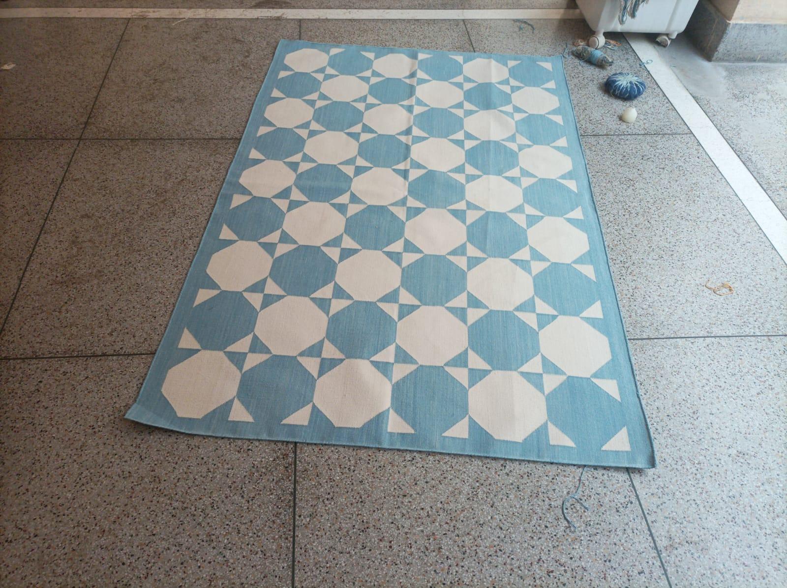 Tappeto a tessitura piatta in cotone fatto a mano, 4x6 Blu e Crema Geometrico Indiano Dhurrie in vendita 5
