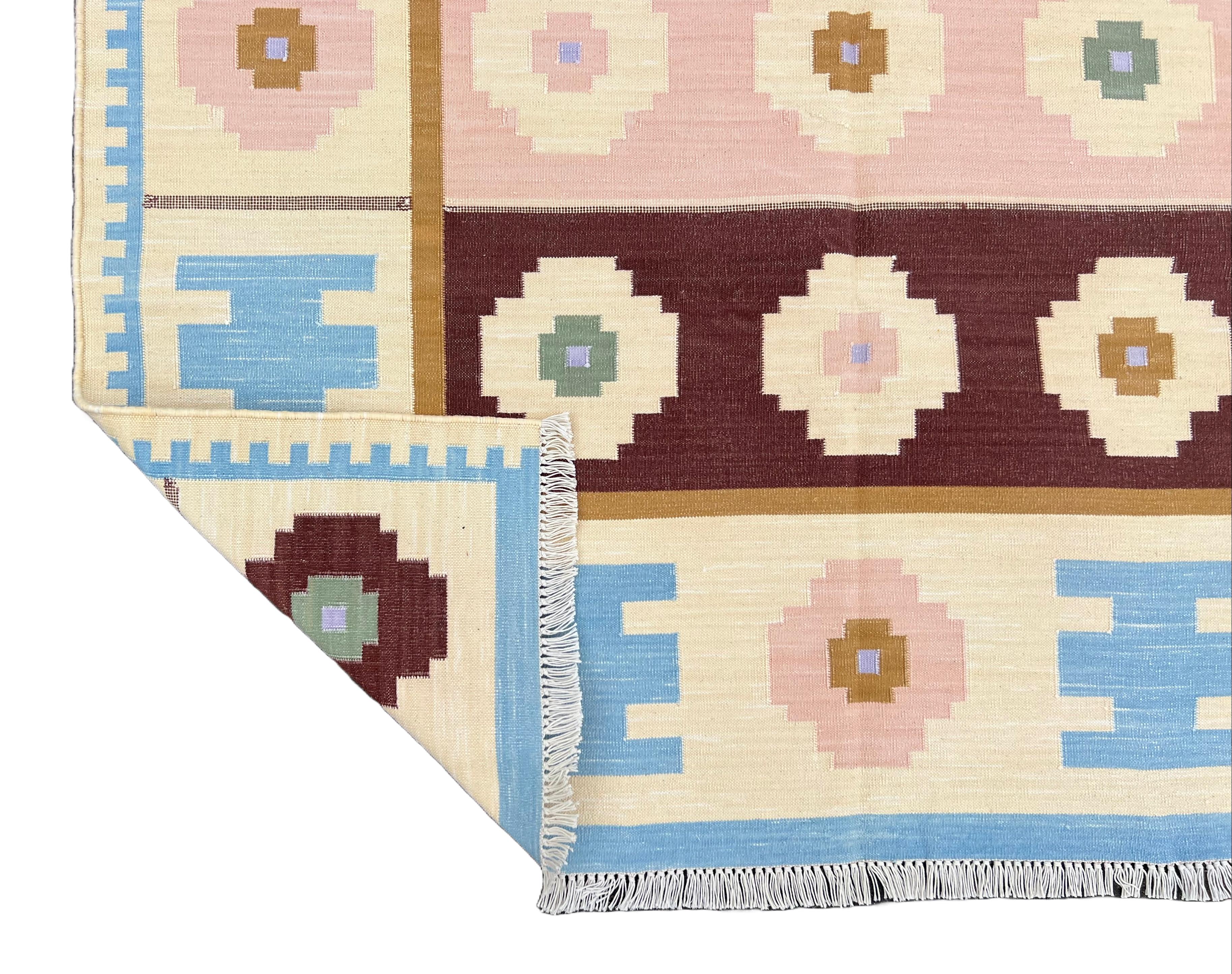 Baumwolle Natürliche pflanzlich gefärbte Creme, Blau und Rot Geometrische Indische Teppich-4'x6'

Diese speziellen flachgewebten Dhurries werden aus 15-fachem Garn aus 100% Baumwolle handgewebt. Aufgrund der speziellen Fertigungstechniken, die zur