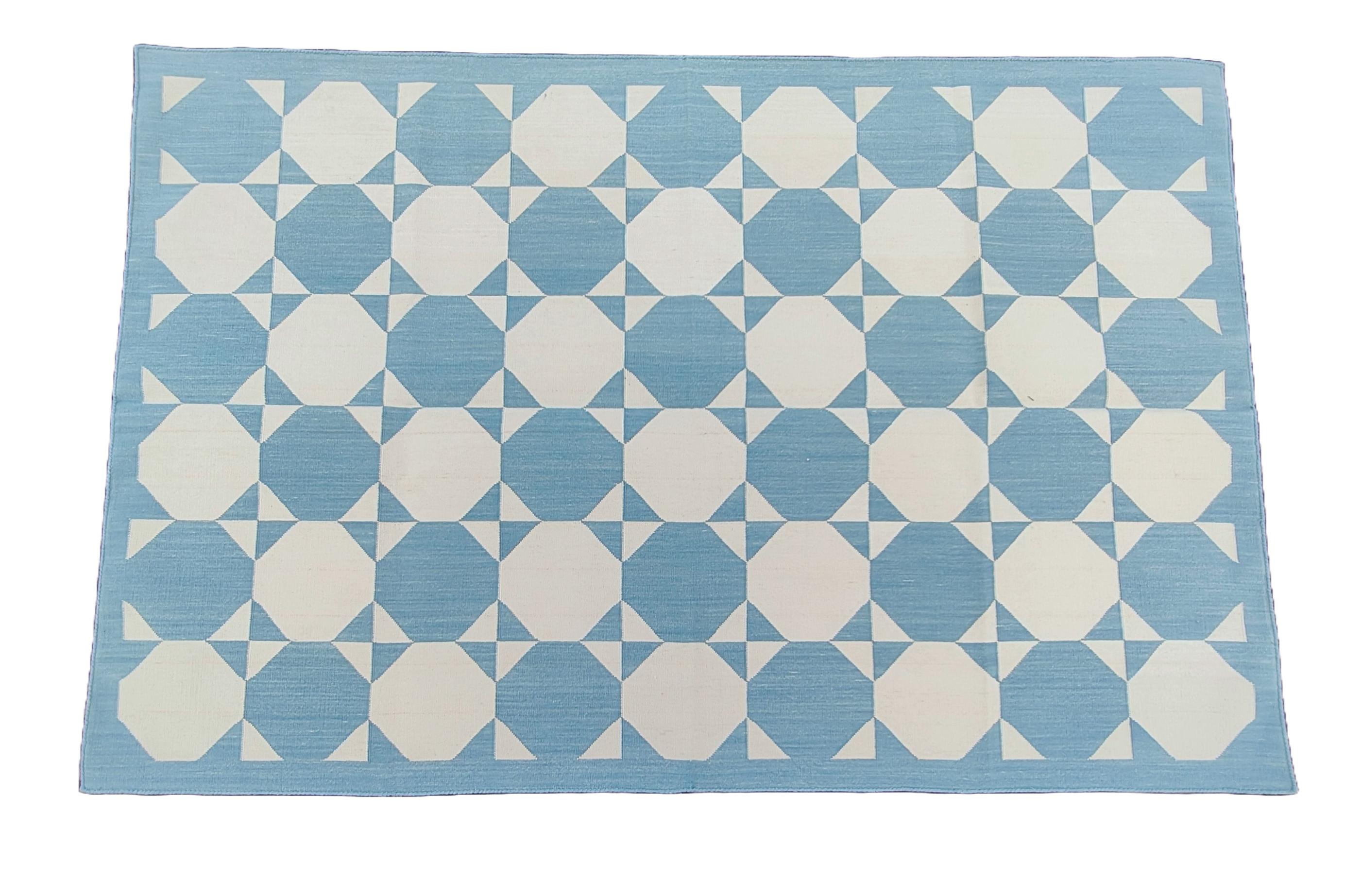 Cotone naturale tinto al vegetale, piastrelle geometriche indiane Dhurrie blu cielo e bianche - 4'x6' (120x180cm)

Queste speciali dhurry a trama piatta sono tessute a mano con un filo di cotone 100% a 15 strati. A causa delle speciali tecniche di