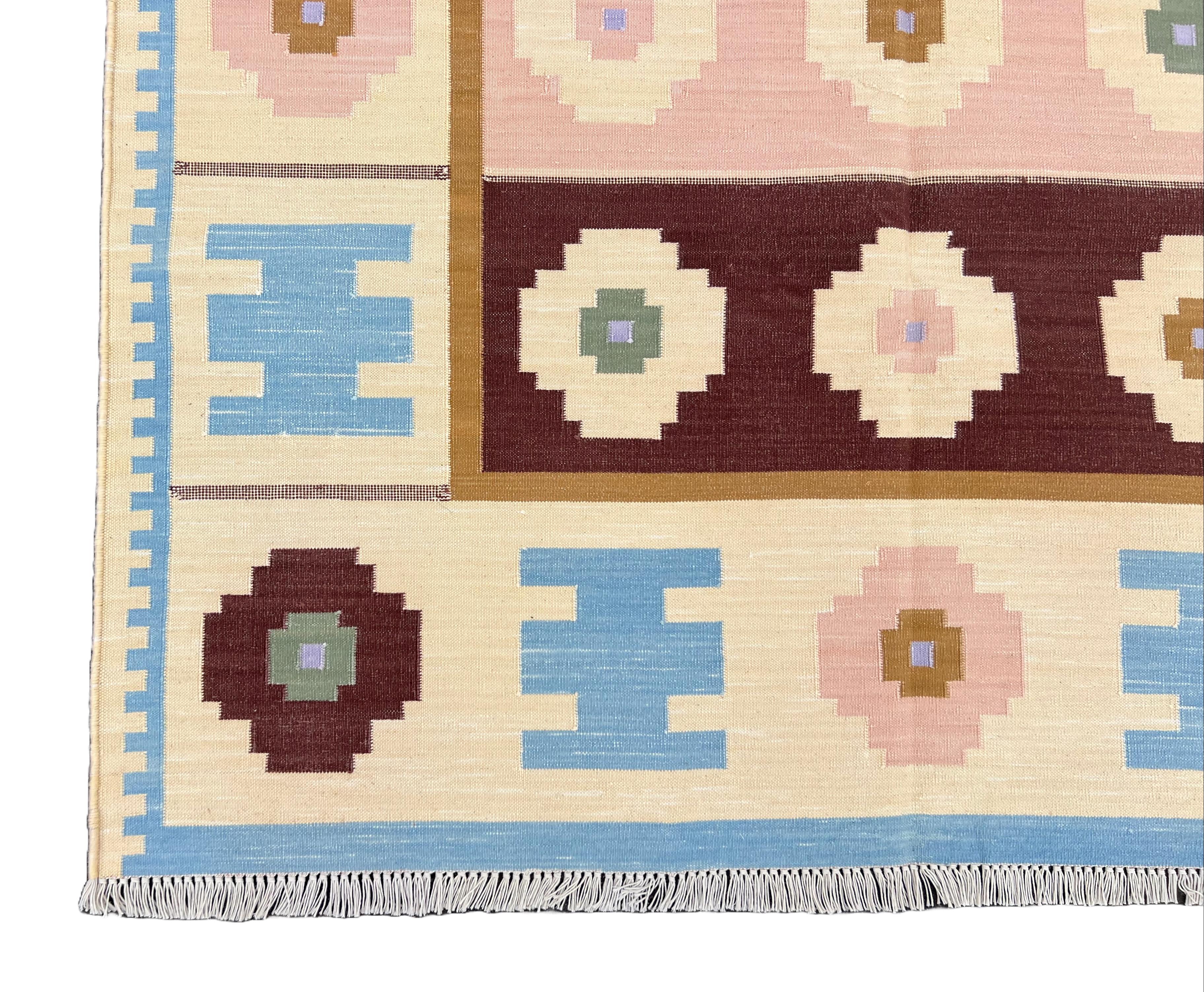 Handgefertigter flacher Baumwollteppich mit Flachgewebe, 4x6 Blauer und cremefarbener geometrischer indischer Dhurrie (Moderne der Mitte des Jahrhunderts) im Angebot