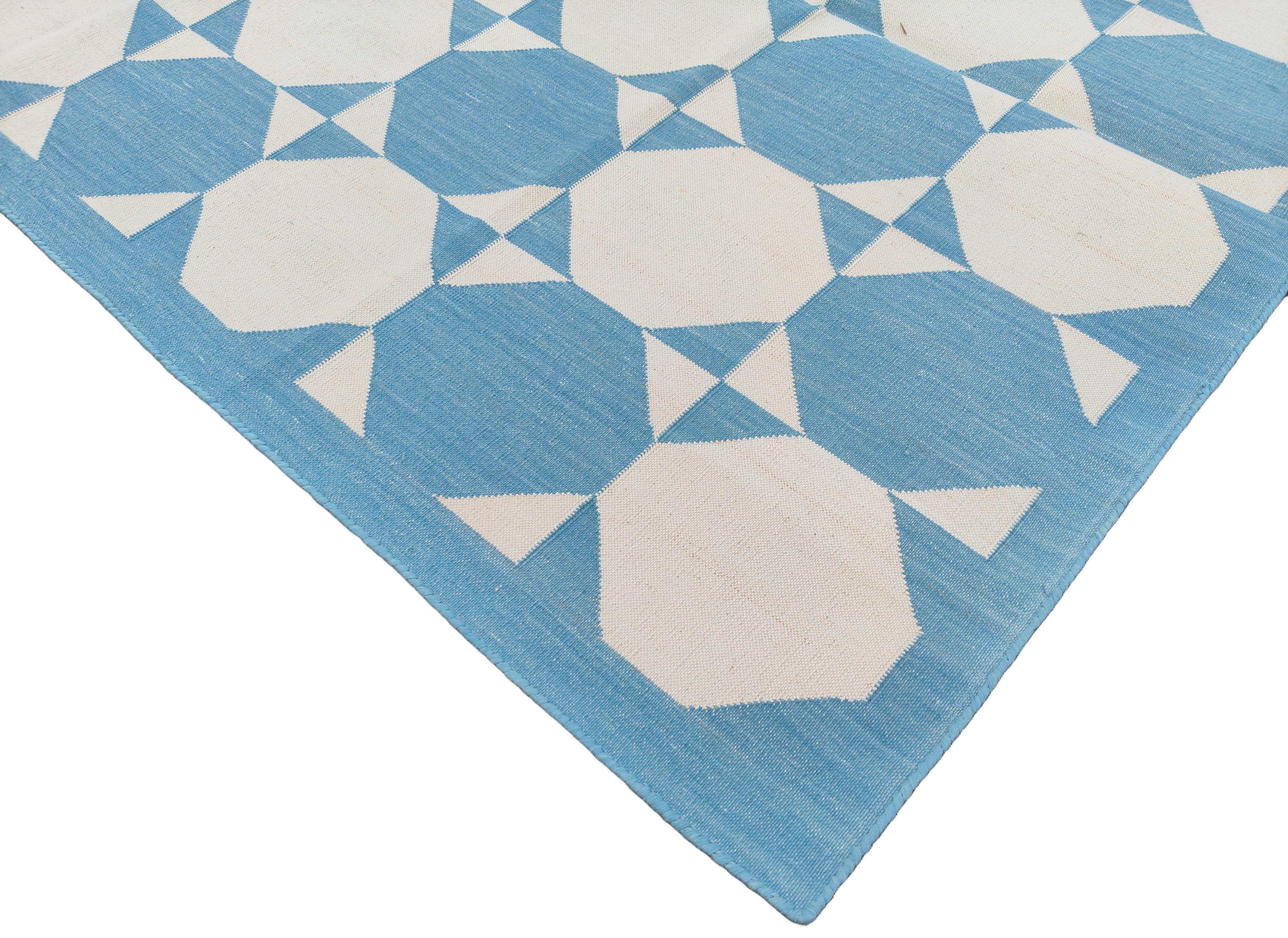 Mid-Century moderno Tappeto a tessitura piatta in cotone fatto a mano, 4x6 Blu e Crema Geometrico Indiano Dhurrie in vendita