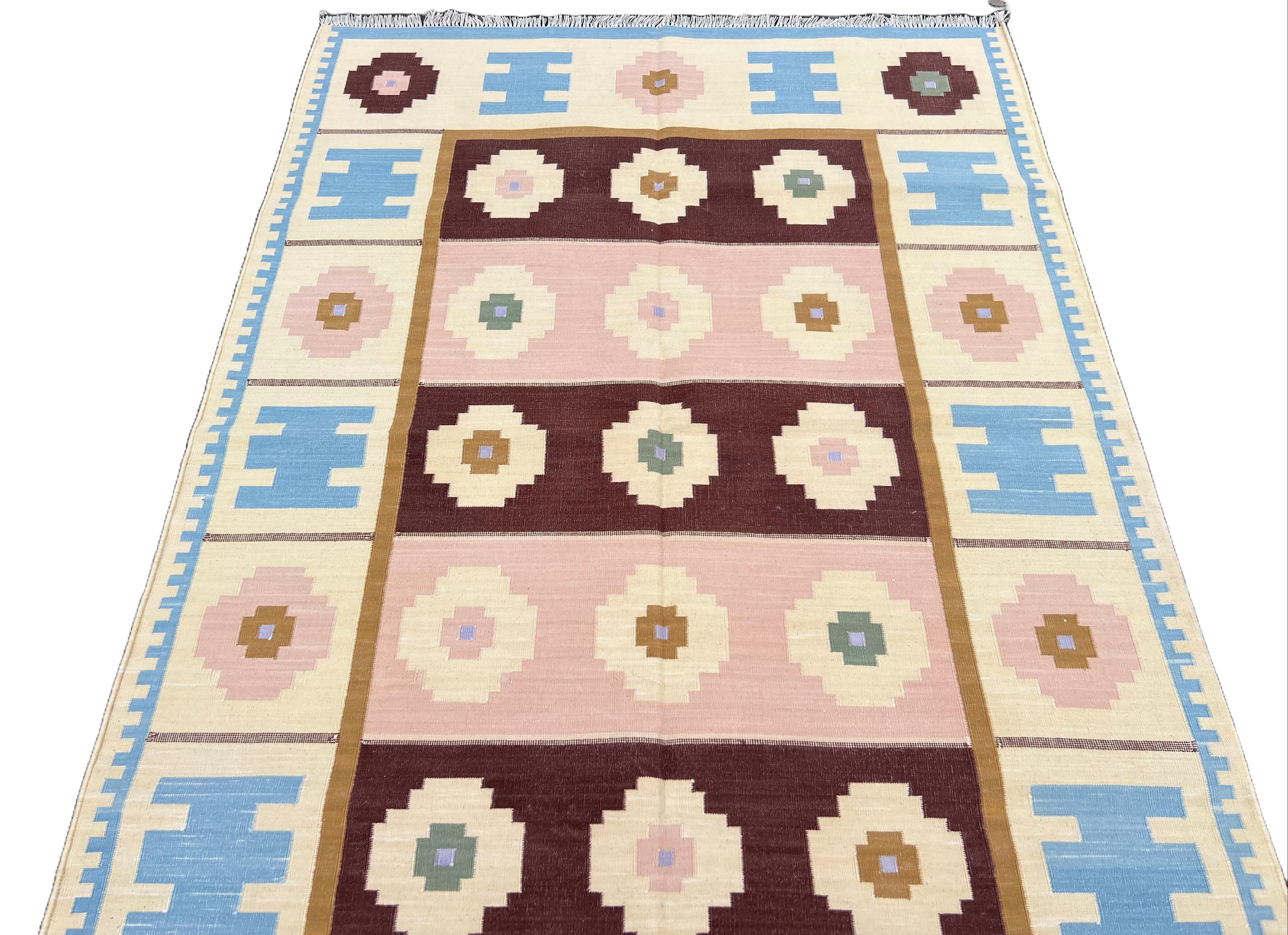 Handgefertigter flacher Baumwollteppich mit Flachgewebe, 4x6 Blauer und cremefarbener geometrischer indischer Dhurrie (Indisch) im Angebot
