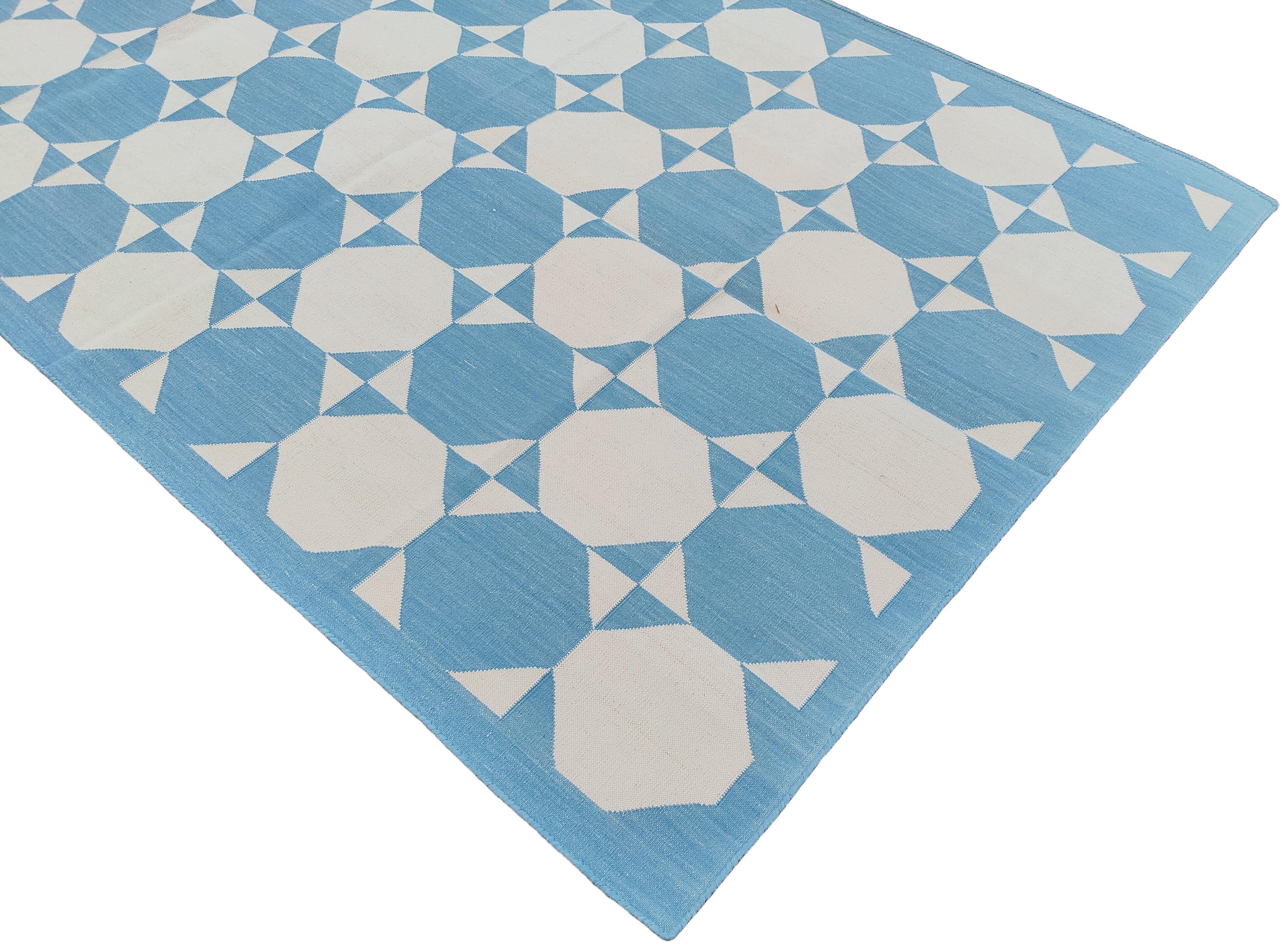 Tessuto a mano Tappeto a tessitura piatta in cotone fatto a mano, 4x6 Blu e Crema Geometrico Indiano Dhurrie in vendita
