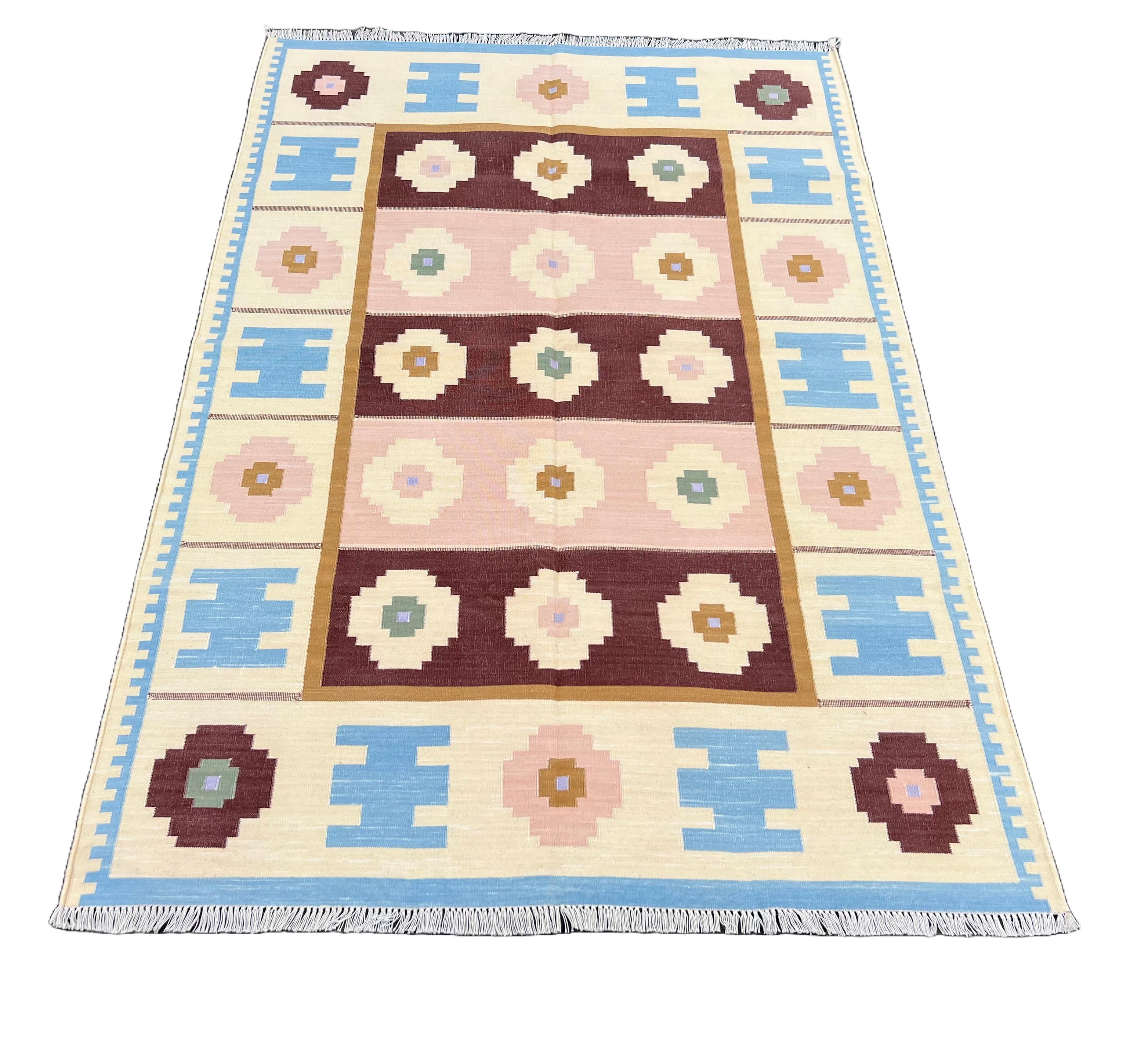 Handgefertigter flacher Baumwollteppich mit Flachgewebe, 4x6 Blauer und cremefarbener geometrischer indischer Dhurrie (Handgewebt) im Angebot