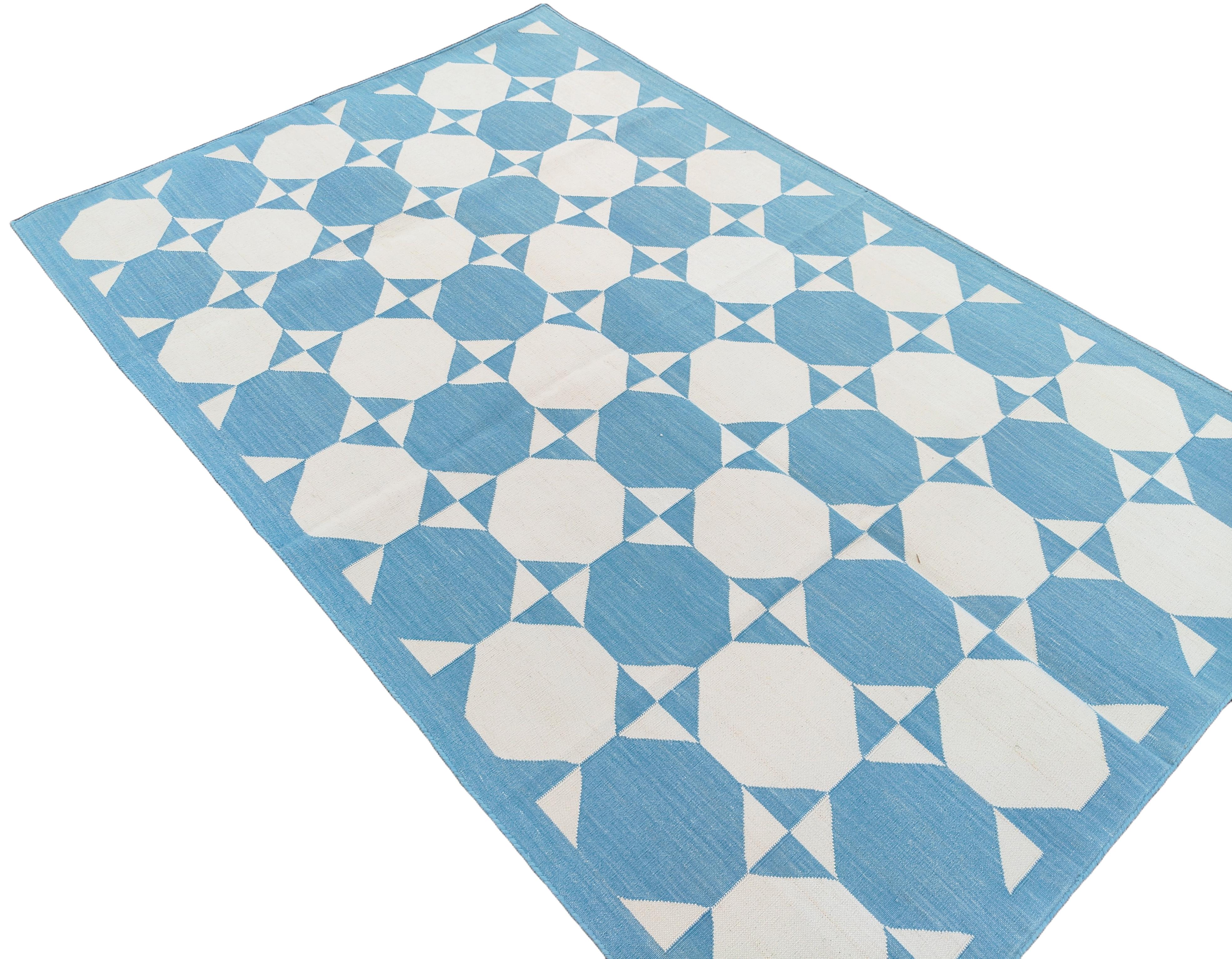 Tappeto a tessitura piatta in cotone fatto a mano, 4x6 Blu e Crema Geometrico Indiano Dhurrie In condizioni Nuovo in vendita a Jaipur, IN