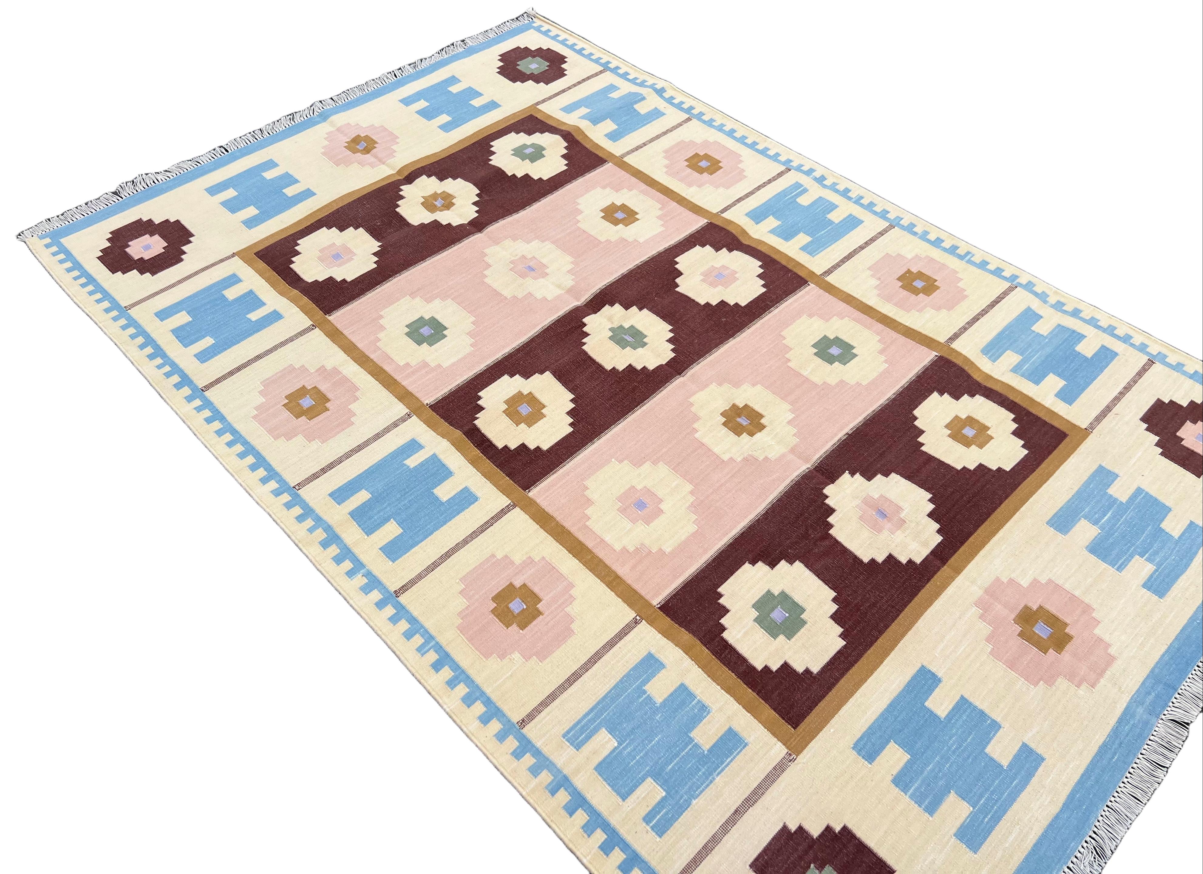 Handgefertigter flacher Baumwollteppich mit Flachgewebe, 4x6 Blauer und cremefarbener geometrischer indischer Dhurrie im Zustand „Neu“ im Angebot in Jaipur, IN