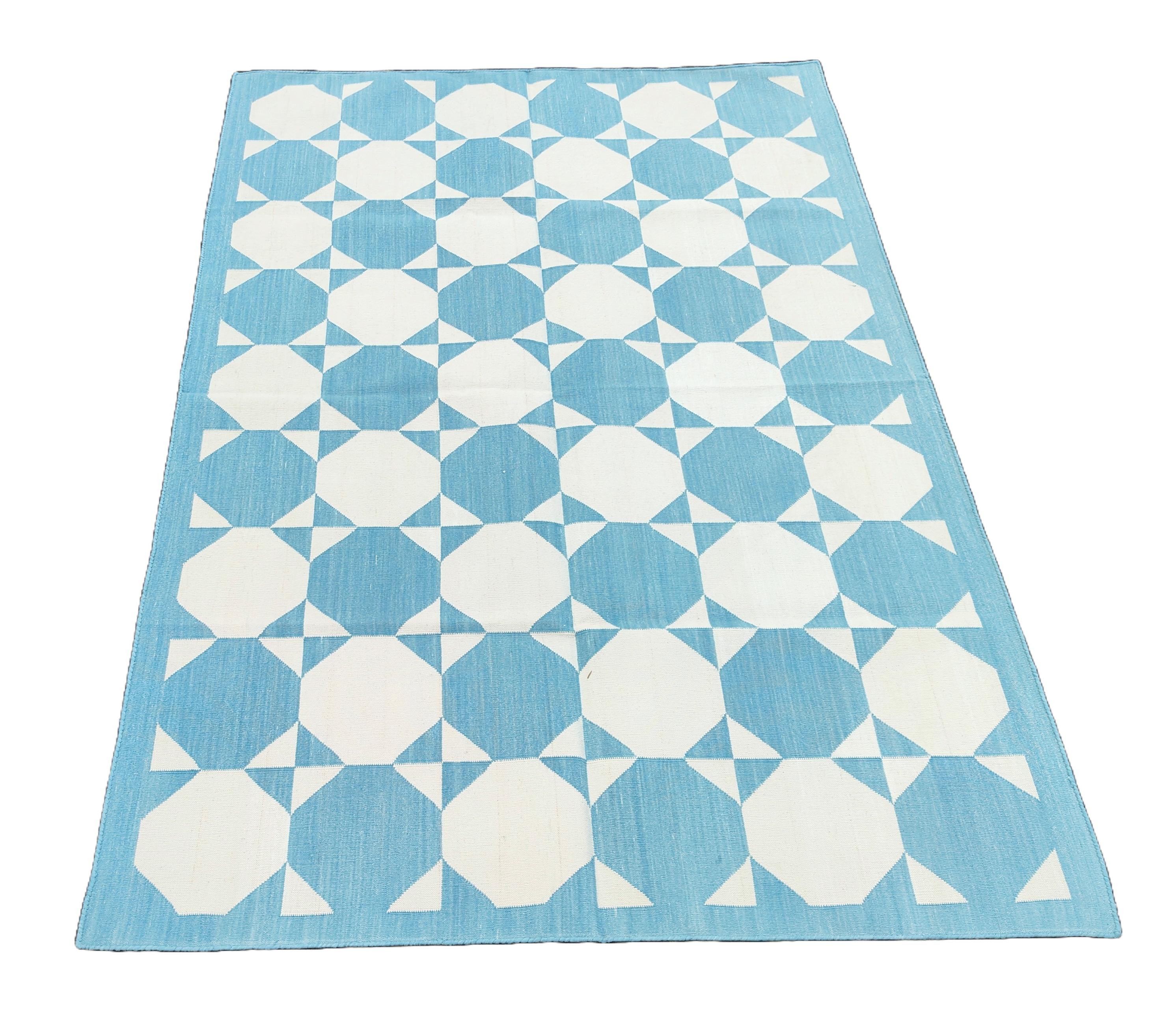 XXI secolo e contemporaneo Tappeto a tessitura piatta in cotone fatto a mano, 4x6 Blu e Crema Geometrico Indiano Dhurrie in vendita
