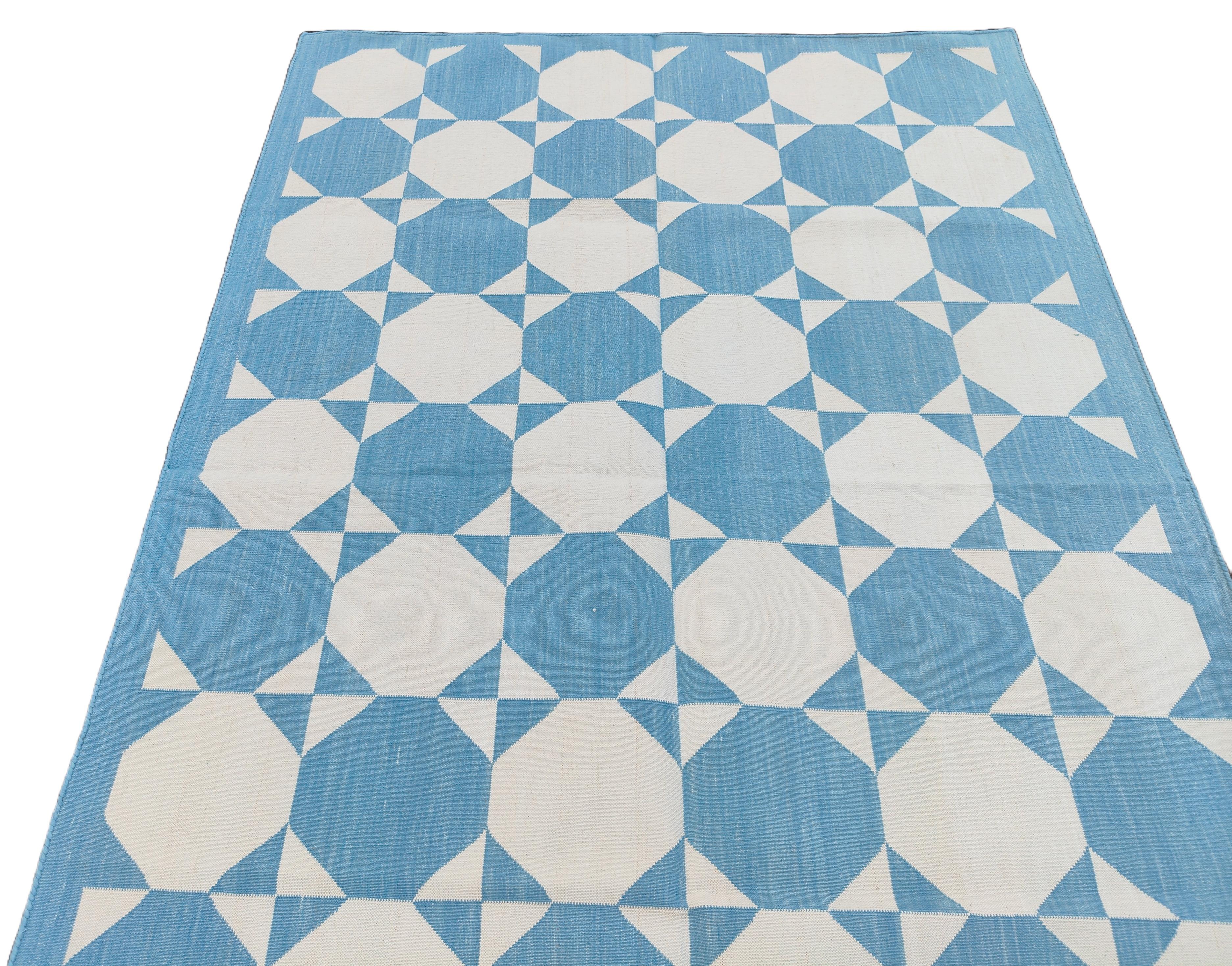 Cotone Tappeto a tessitura piatta in cotone fatto a mano, 4x6 Blu e Crema Geometrico Indiano Dhurrie in vendita