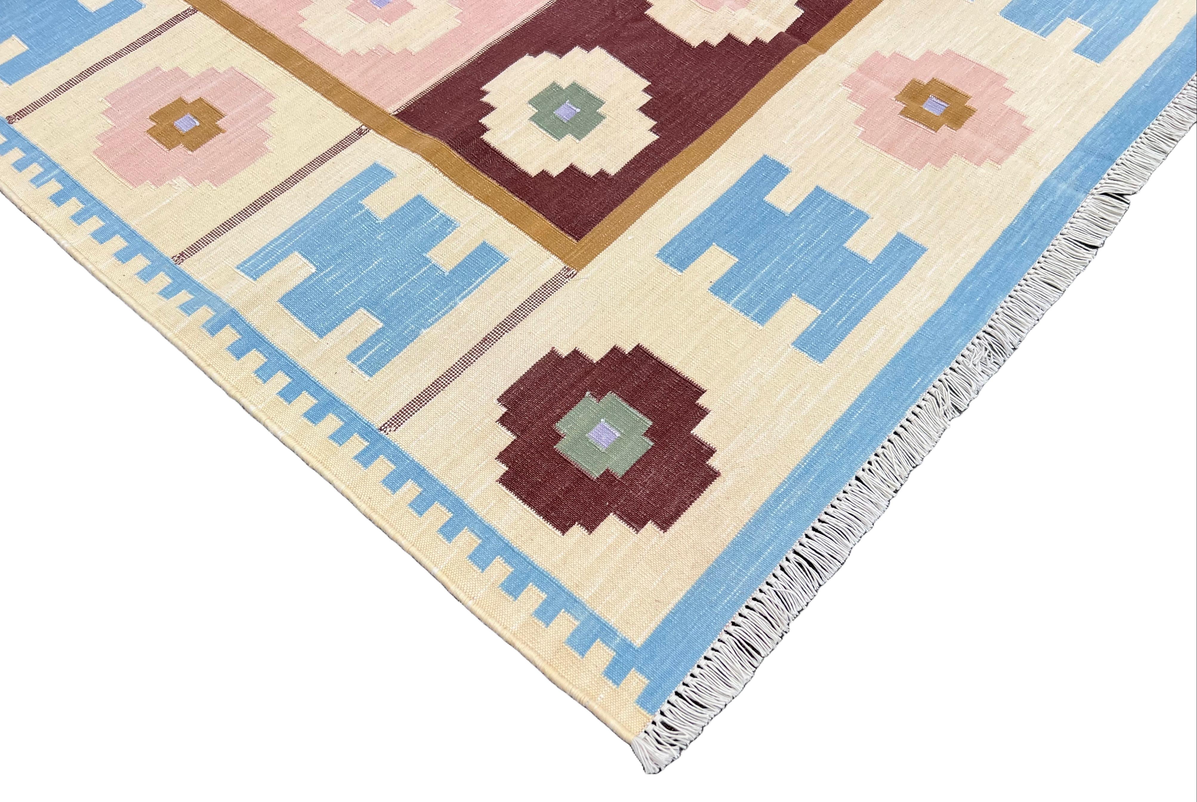 Handgefertigter flacher Baumwollteppich mit Flachgewebe, 4x6 Blauer und cremefarbener geometrischer indischer Dhurrie (Baumwolle) im Angebot