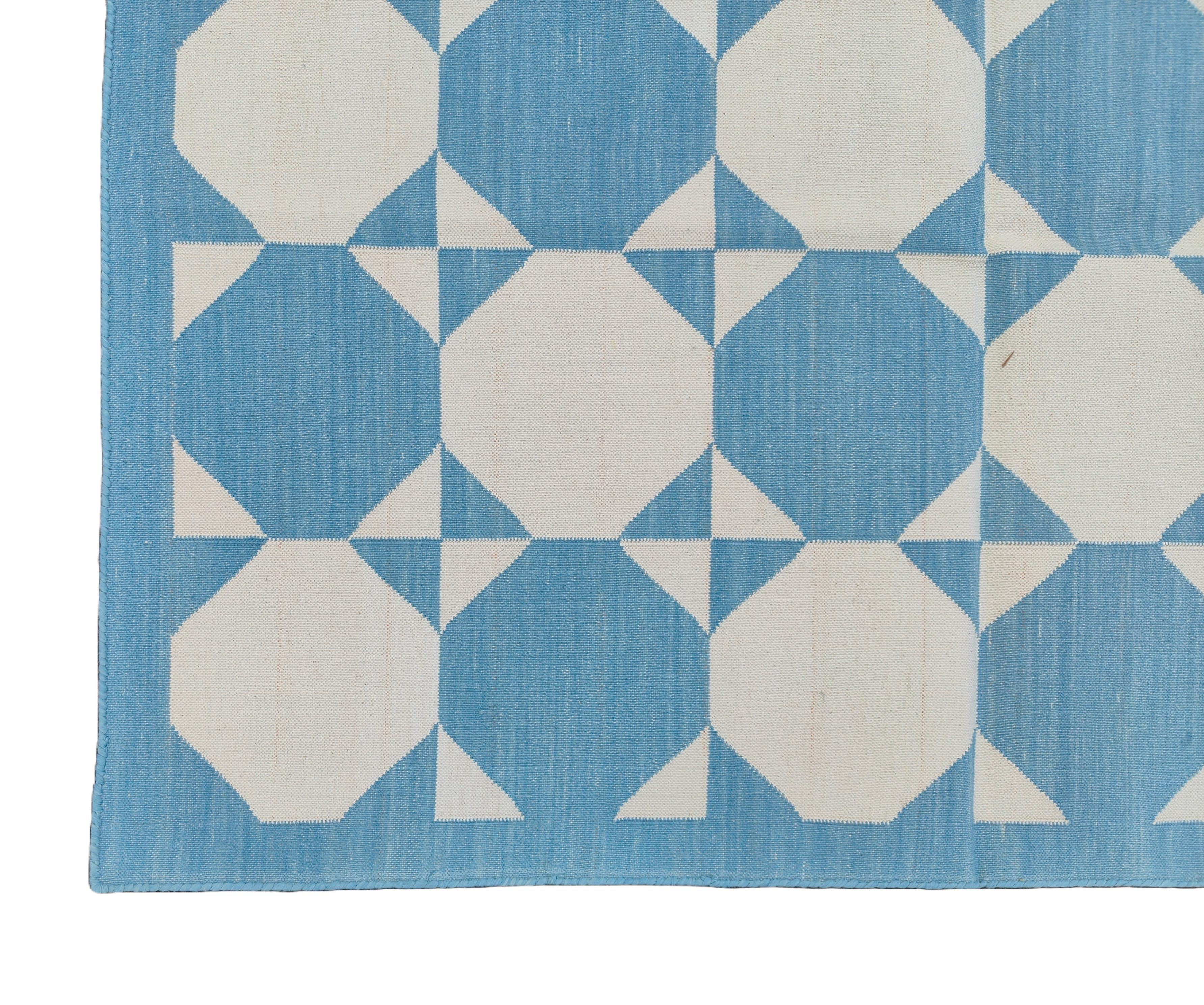 Tappeto a tessitura piatta in cotone fatto a mano, 4x6 Blu e Crema Geometrico Indiano Dhurrie in vendita 1