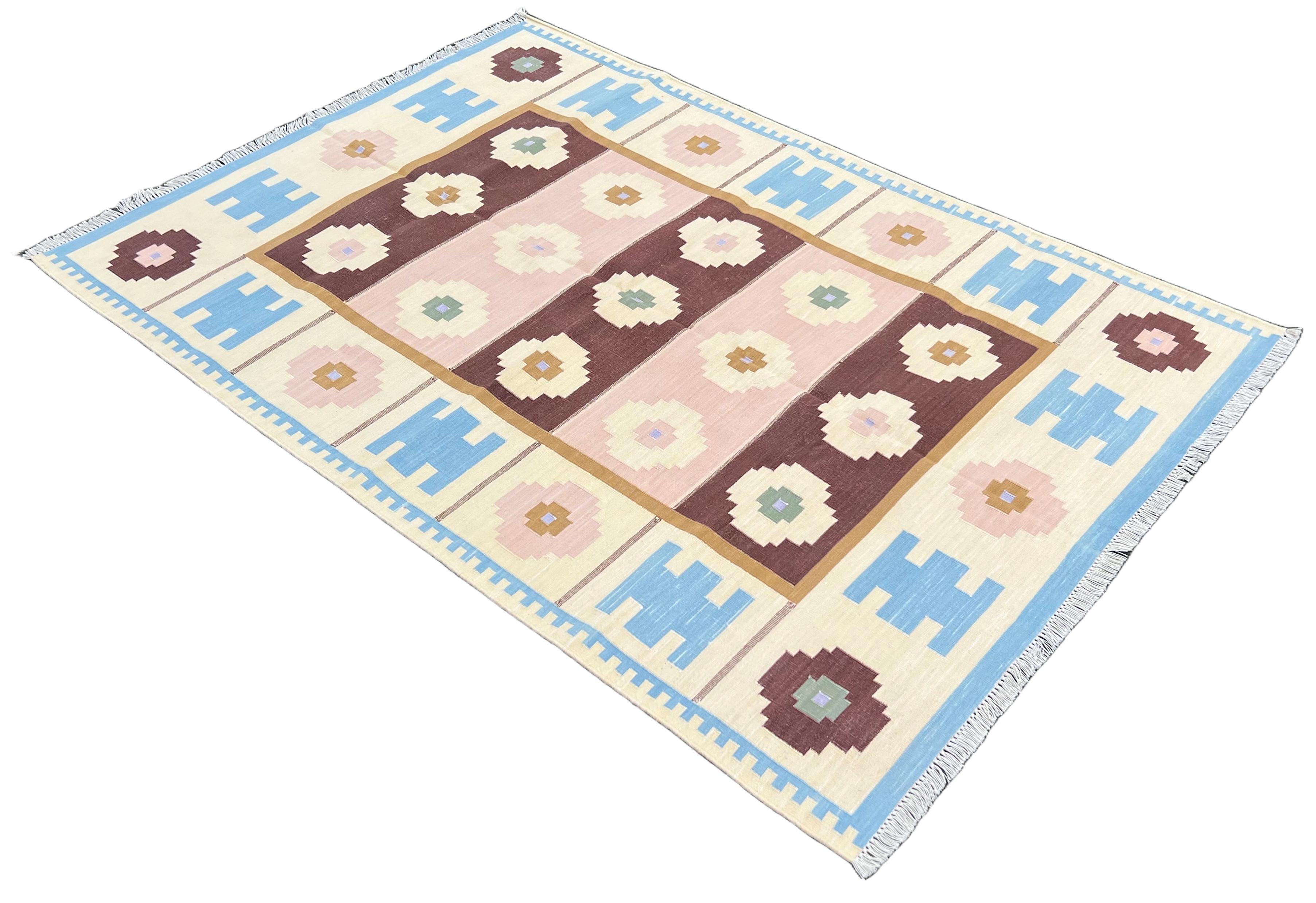 Handgefertigter flacher Baumwollteppich mit Flachgewebe, 4x6 Blauer und cremefarbener geometrischer indischer Dhurrie im Angebot 1