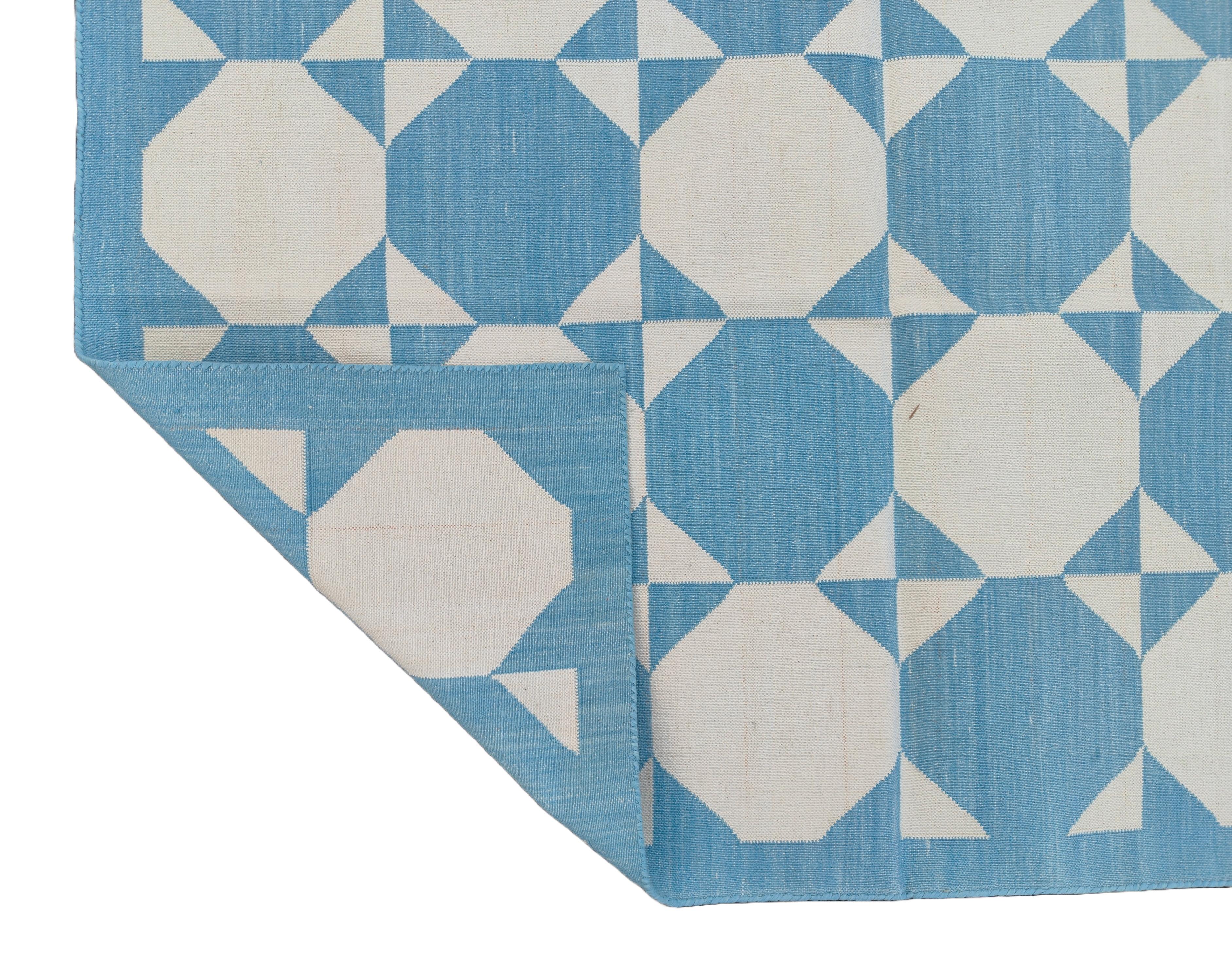 Tappeto a tessitura piatta in cotone fatto a mano, 4x6 Blu e Crema Geometrico Indiano Dhurrie in vendita 2