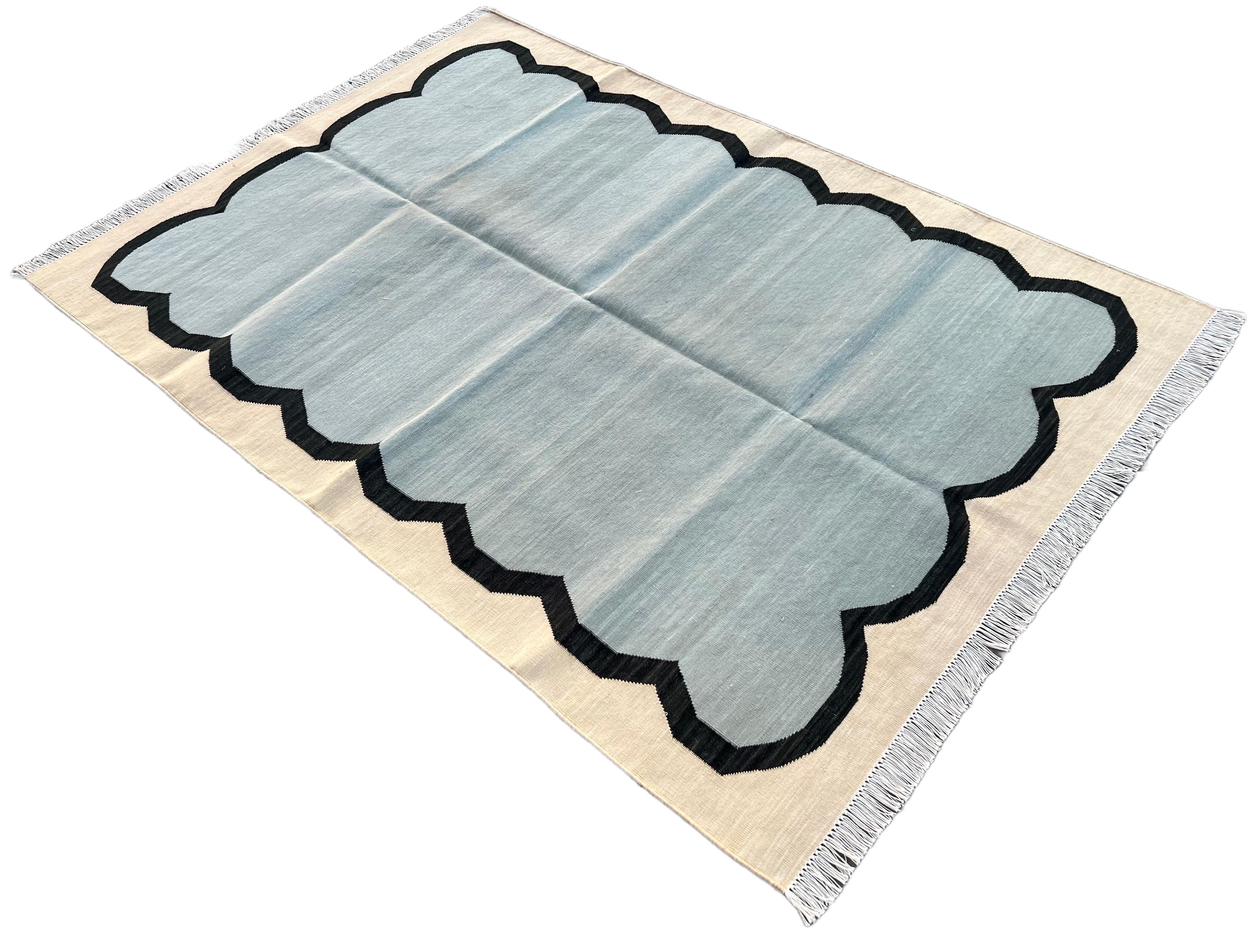 Mid-Century moderno Tappeto a tessitura piatta in cotone fatto a mano, 4x6 Blu e crema a strisce smerlate Dhurrie in vendita