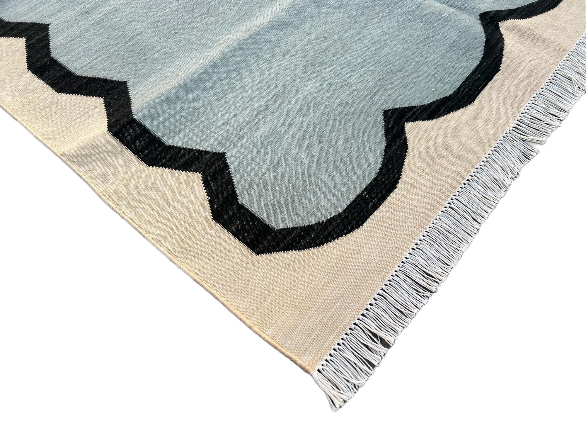 Indiano Tappeto a tessitura piatta in cotone fatto a mano, 4x6 Blu e crema a strisce smerlate Dhurrie in vendita