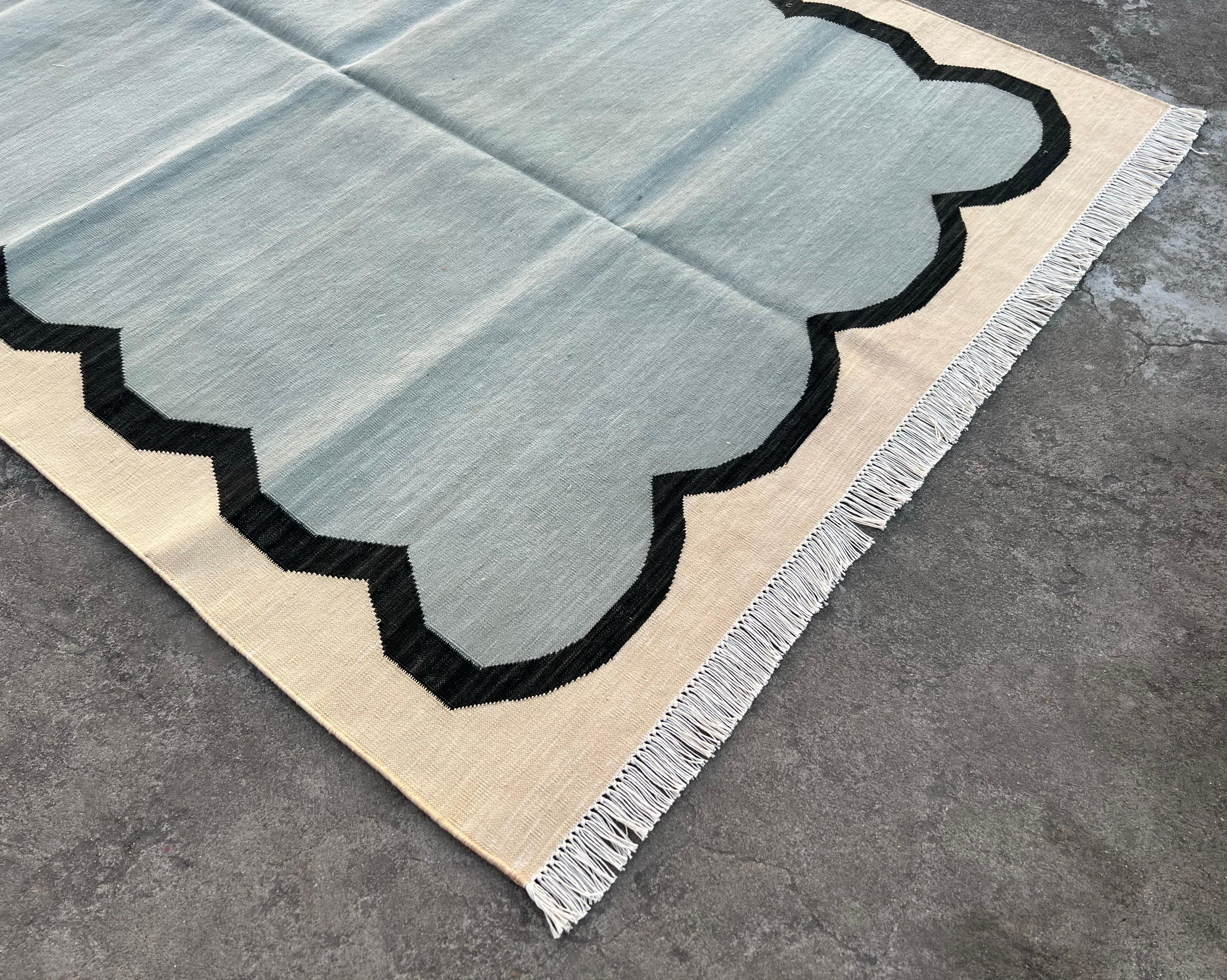 Tessuto a mano Tappeto a tessitura piatta in cotone fatto a mano, 4x6 Blu e crema a strisce smerlate Dhurrie in vendita
