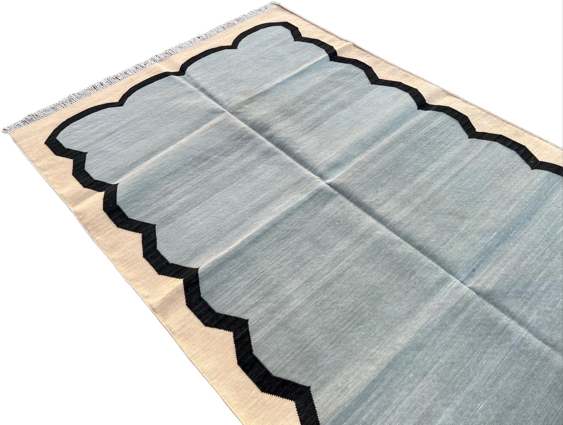 Handmade Cotton Area Flat Weave Rug, 4x6 Blue And Cream Scallop Striped Dhurrie In New Condition For Sale In Jaipur, IN