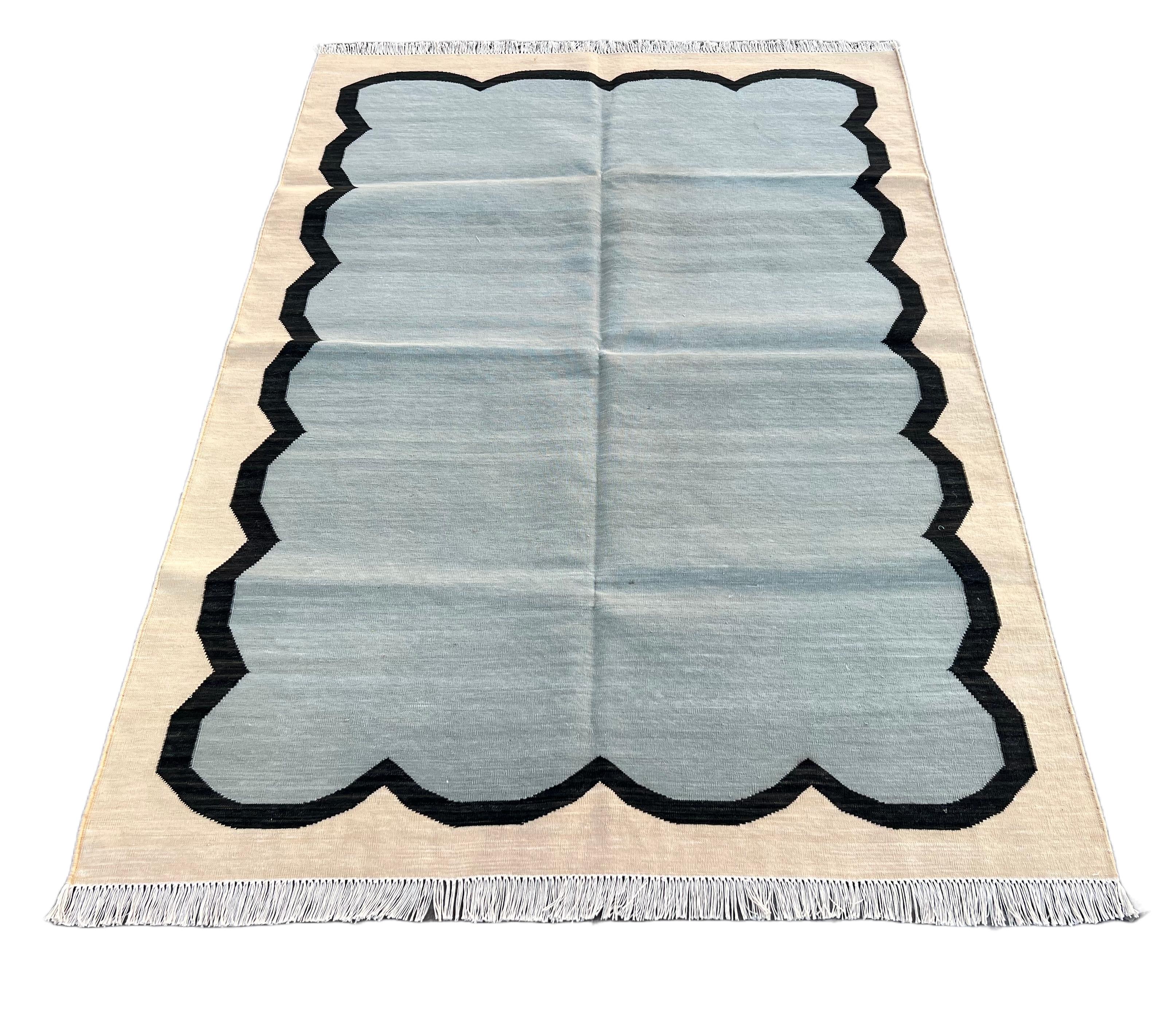 XXI secolo e contemporaneo Tappeto a tessitura piatta in cotone fatto a mano, 4x6 Blu e crema a strisce smerlate Dhurrie in vendita