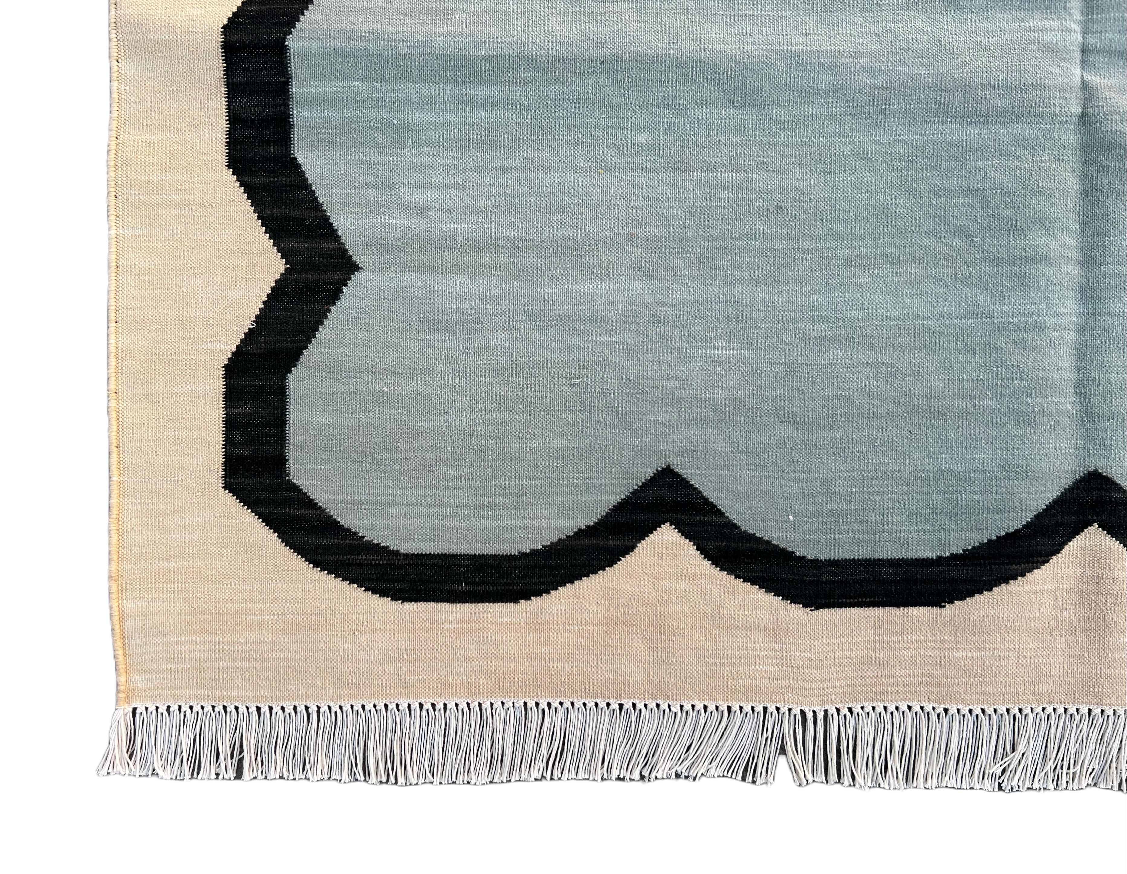 Cotone Tappeto a tessitura piatta in cotone fatto a mano, 4x6 Blu e crema a strisce smerlate Dhurrie in vendita
