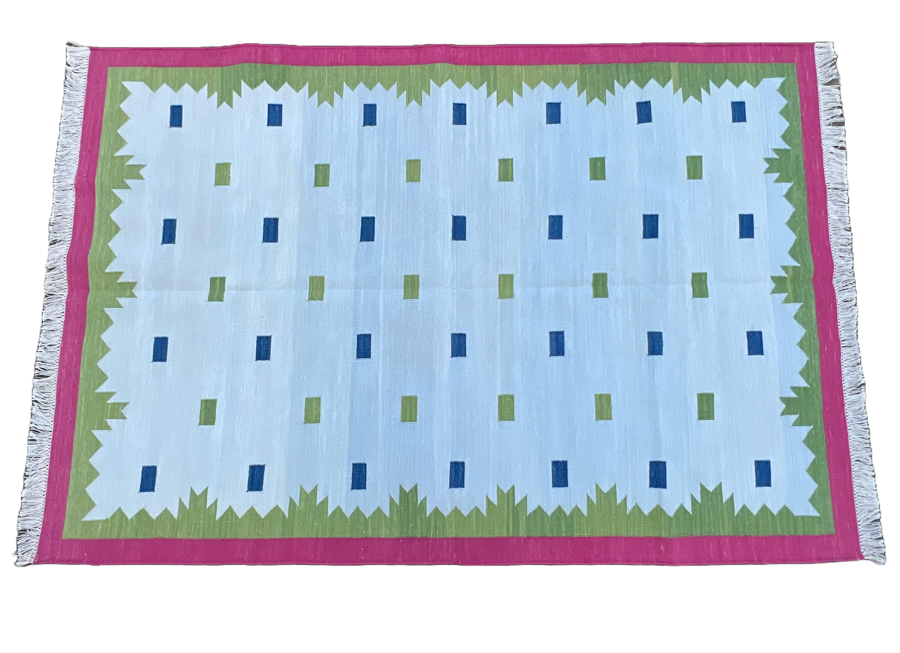 Tappeto Dhurrie indiano geometrico in cotone tinto al vegetale blu cielo, verde, rosa e blu indaco 4'x6' 

Queste speciali dhurry a trama piatta sono tessute a mano con un filo di cotone 100% a 15 strati. A causa delle speciali tecniche di
