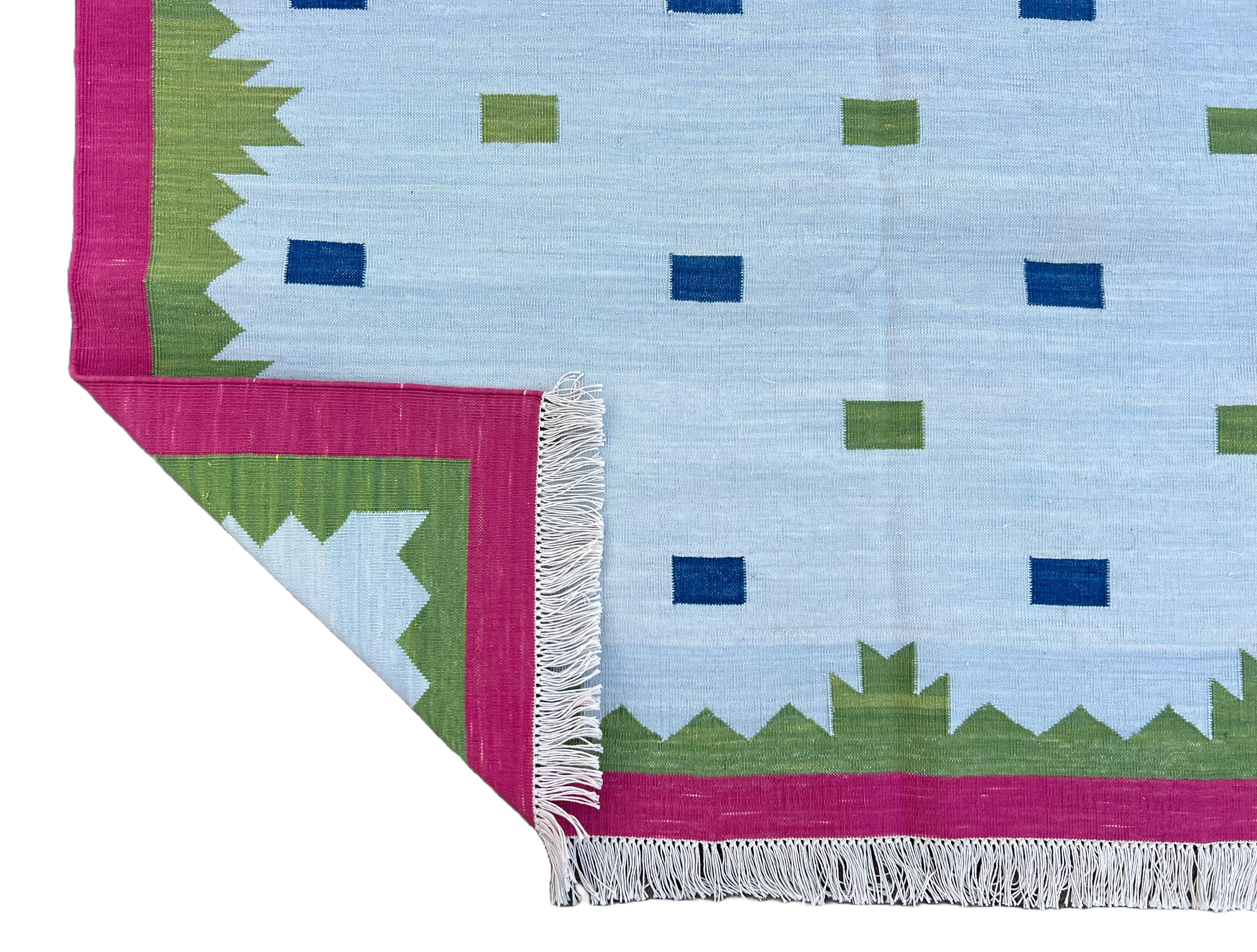 Mid-Century moderno Tappeto a tessitura piatta in cotone fatto a mano, 4x6 Blu e Verde Geometrico Indiano Dhurrie in vendita
