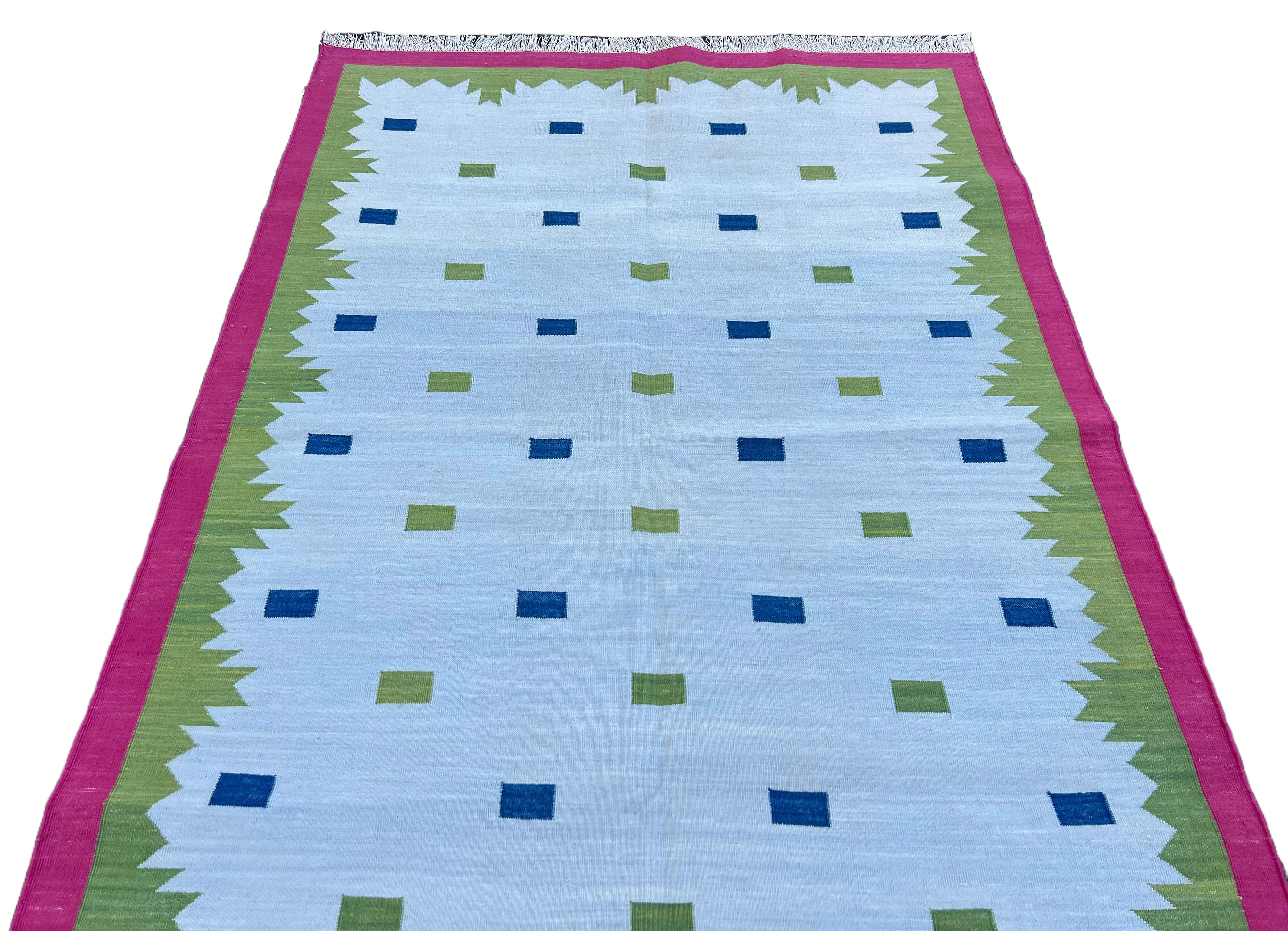 Tappeto a tessitura piatta in cotone fatto a mano, 4x6 Blu e Verde Geometrico Indiano Dhurrie In condizioni Nuovo in vendita a Jaipur, IN