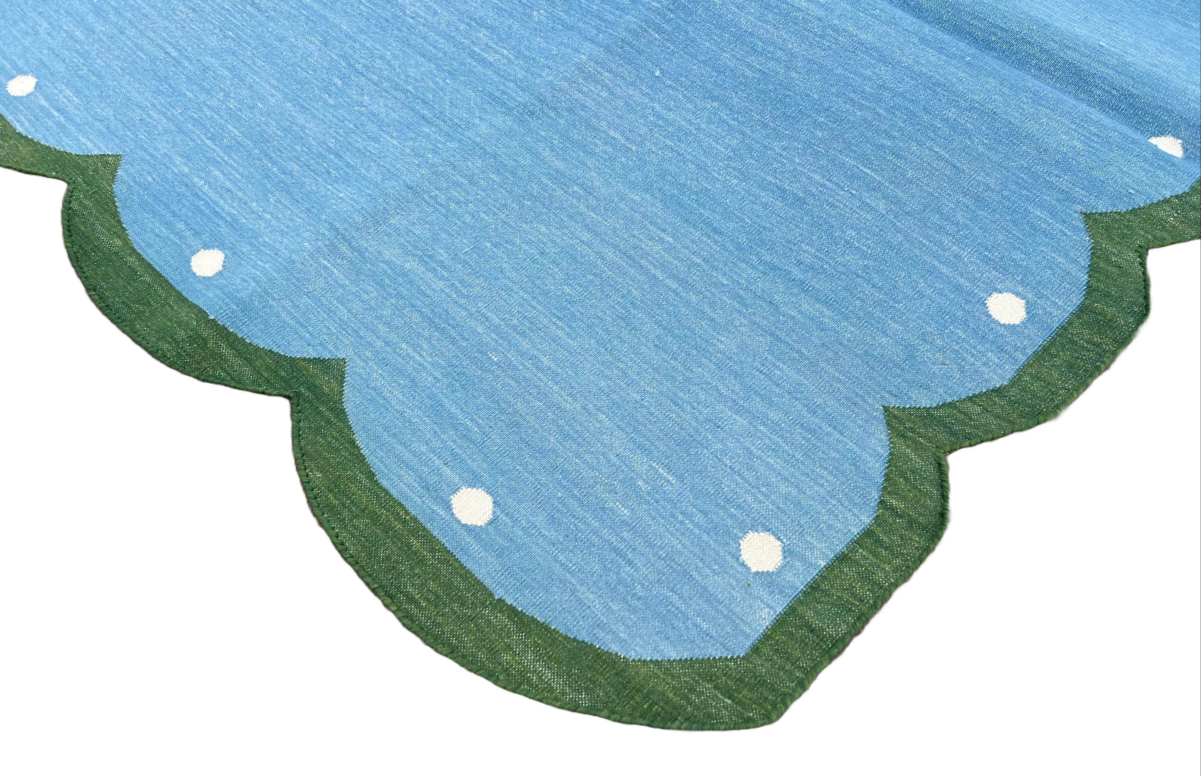 Tappeto a tessitura piatta in cotone fatto a mano, 4x6 Blue and Green Scalloped Indian Dhurrie in vendita 2