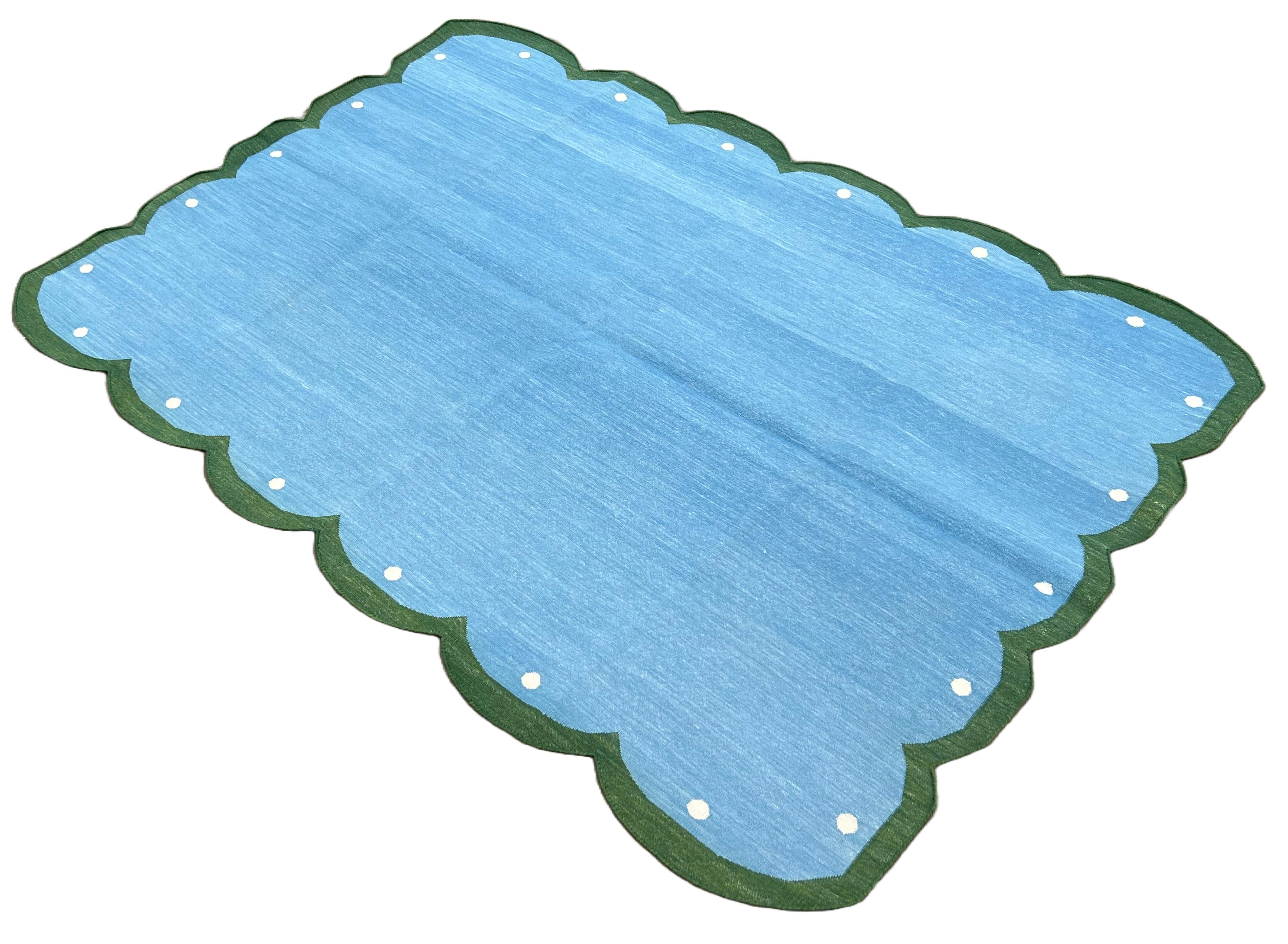 Tappeto smerlato su quattro lati in cotone tinto al vegetale blu cielo, crema e verde foresta 4'x6' (120x180cm)

Queste speciali dhurry a trama piatta sono tessute a mano con un filo di cotone 100% a 15 strati. A causa delle speciali tecniche di