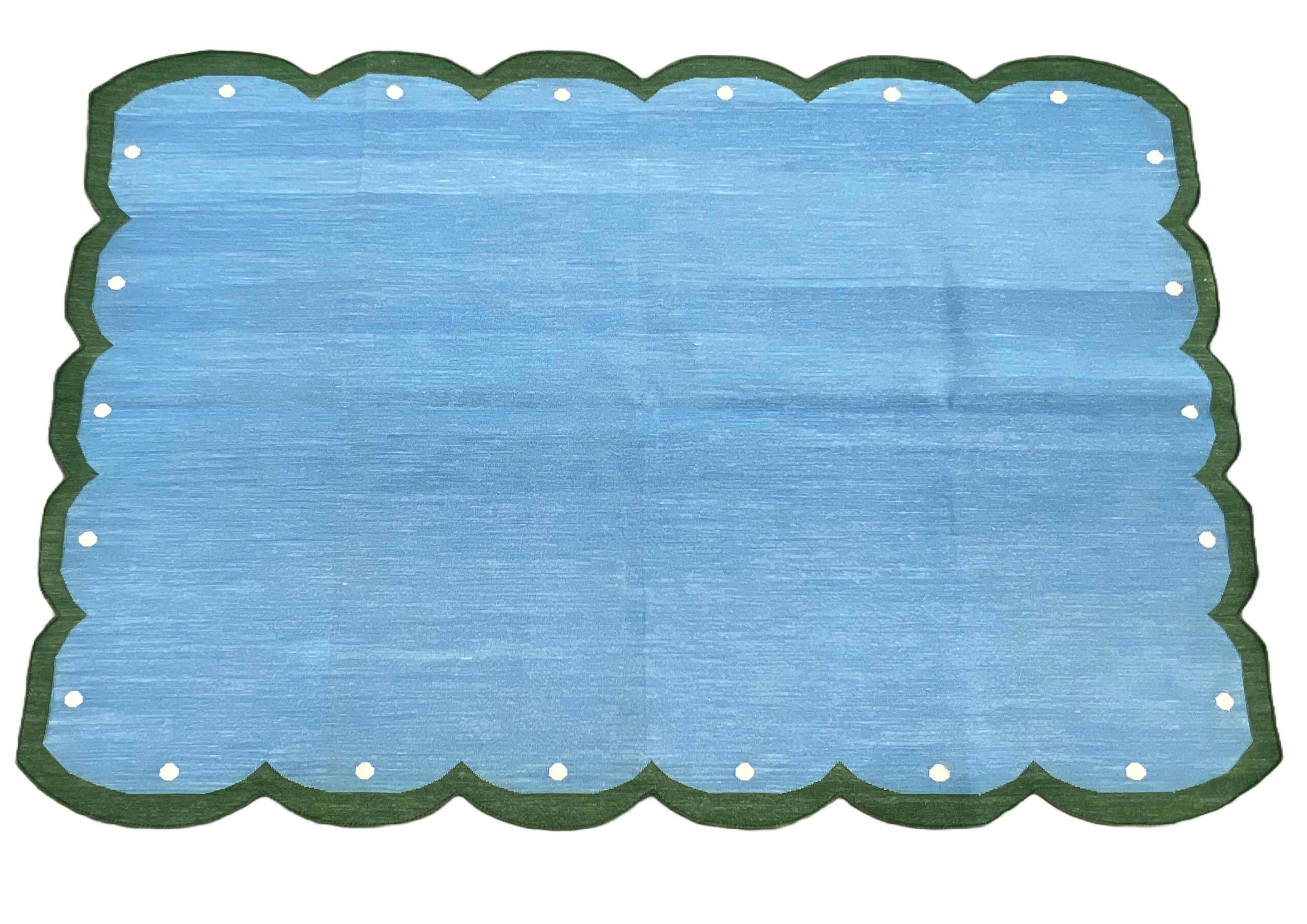 Mid-Century moderno Tappeto a tessitura piatta in cotone fatto a mano, 4x6 Blue and Green Scalloped Indian Dhurrie in vendita