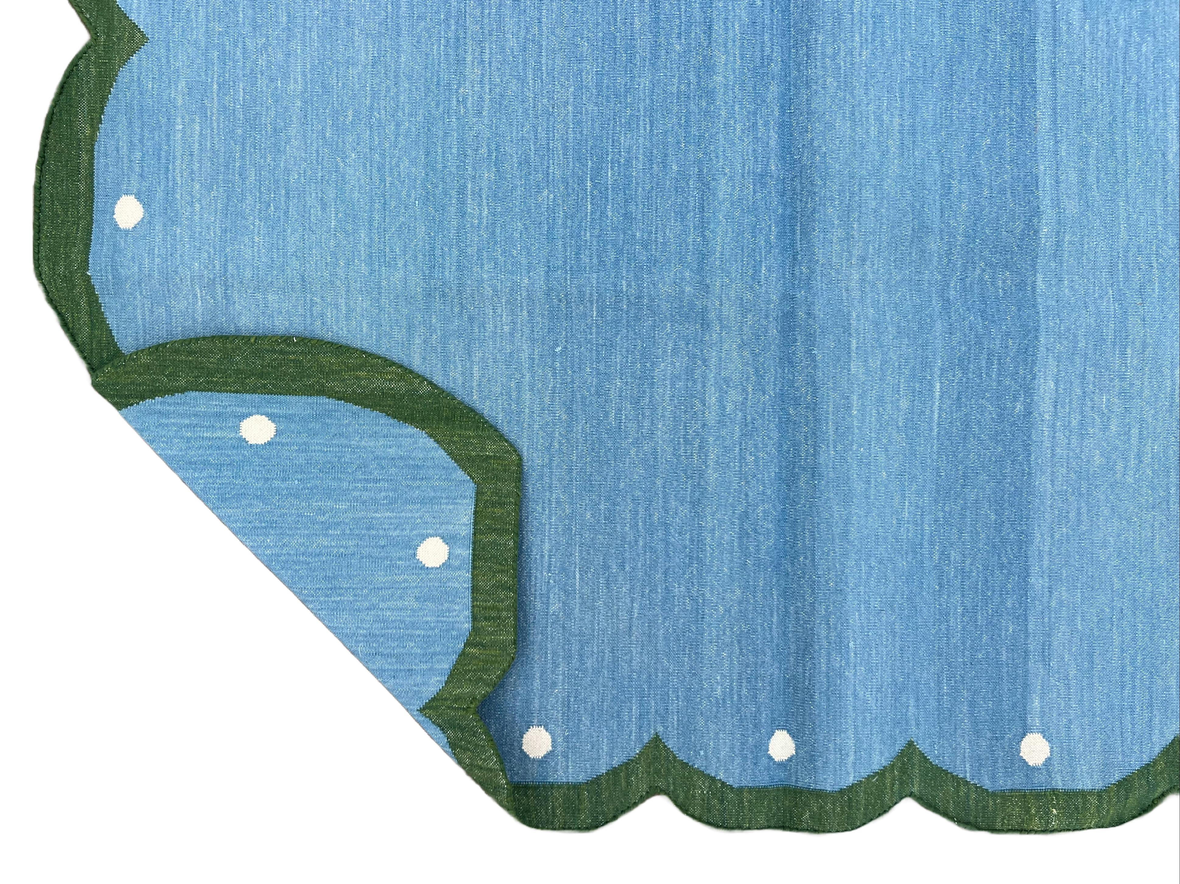 Indiano Tappeto a tessitura piatta in cotone fatto a mano, 4x6 Blue and Green Scalloped Indian Dhurrie in vendita