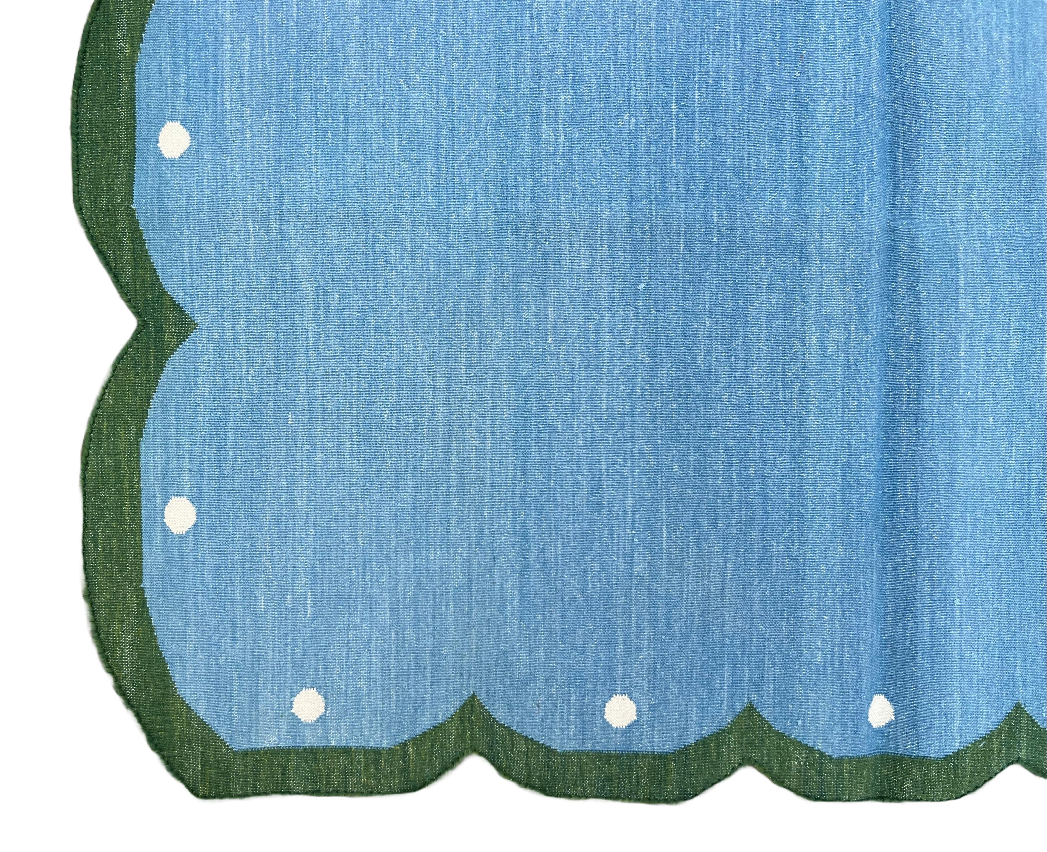 Tessuto a mano Tappeto a tessitura piatta in cotone fatto a mano, 4x6 Blue and Green Scalloped Indian Dhurrie in vendita