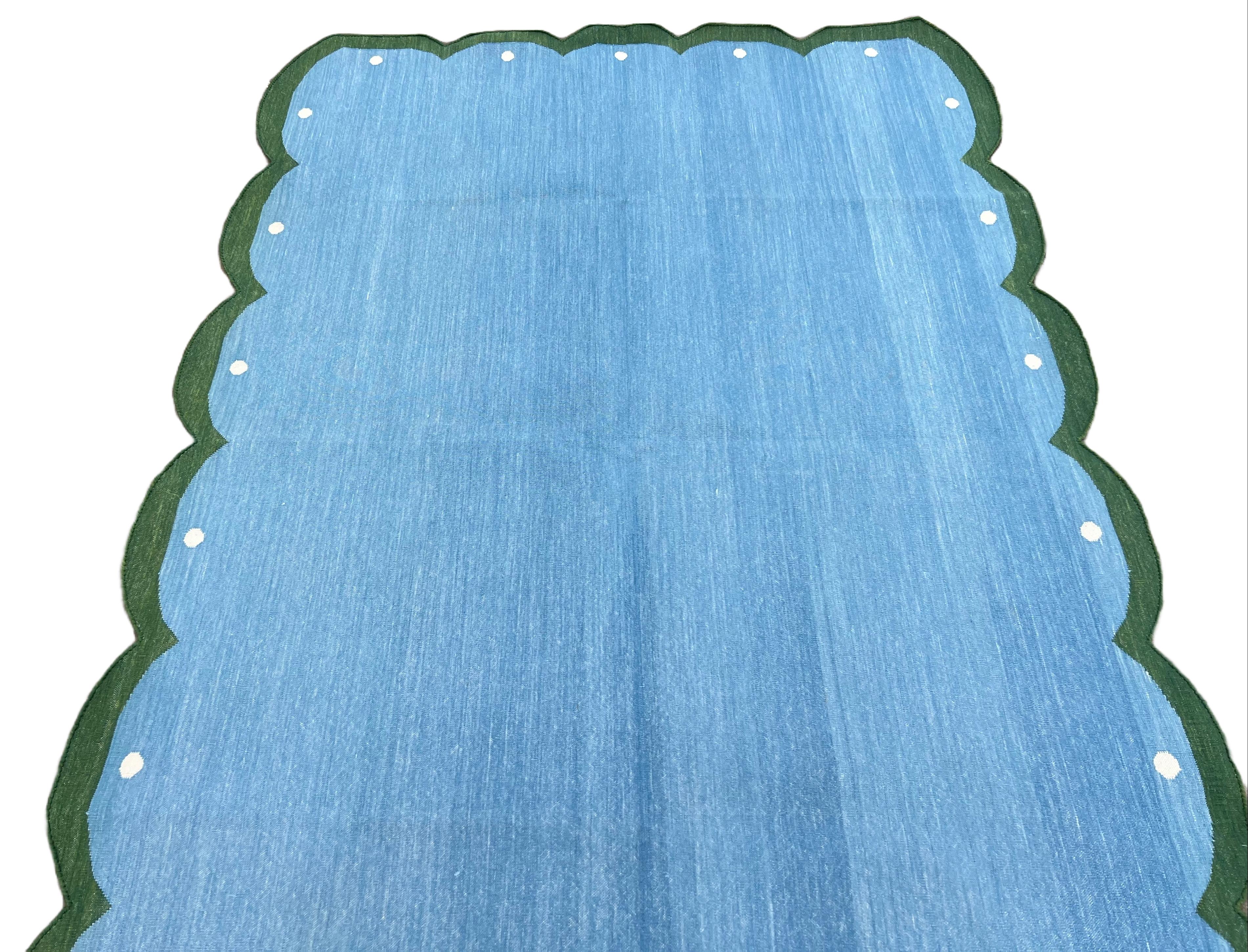 Tappeto a tessitura piatta in cotone fatto a mano, 4x6 Blue and Green Scalloped Indian Dhurrie In condizioni Nuovo in vendita a Jaipur, IN