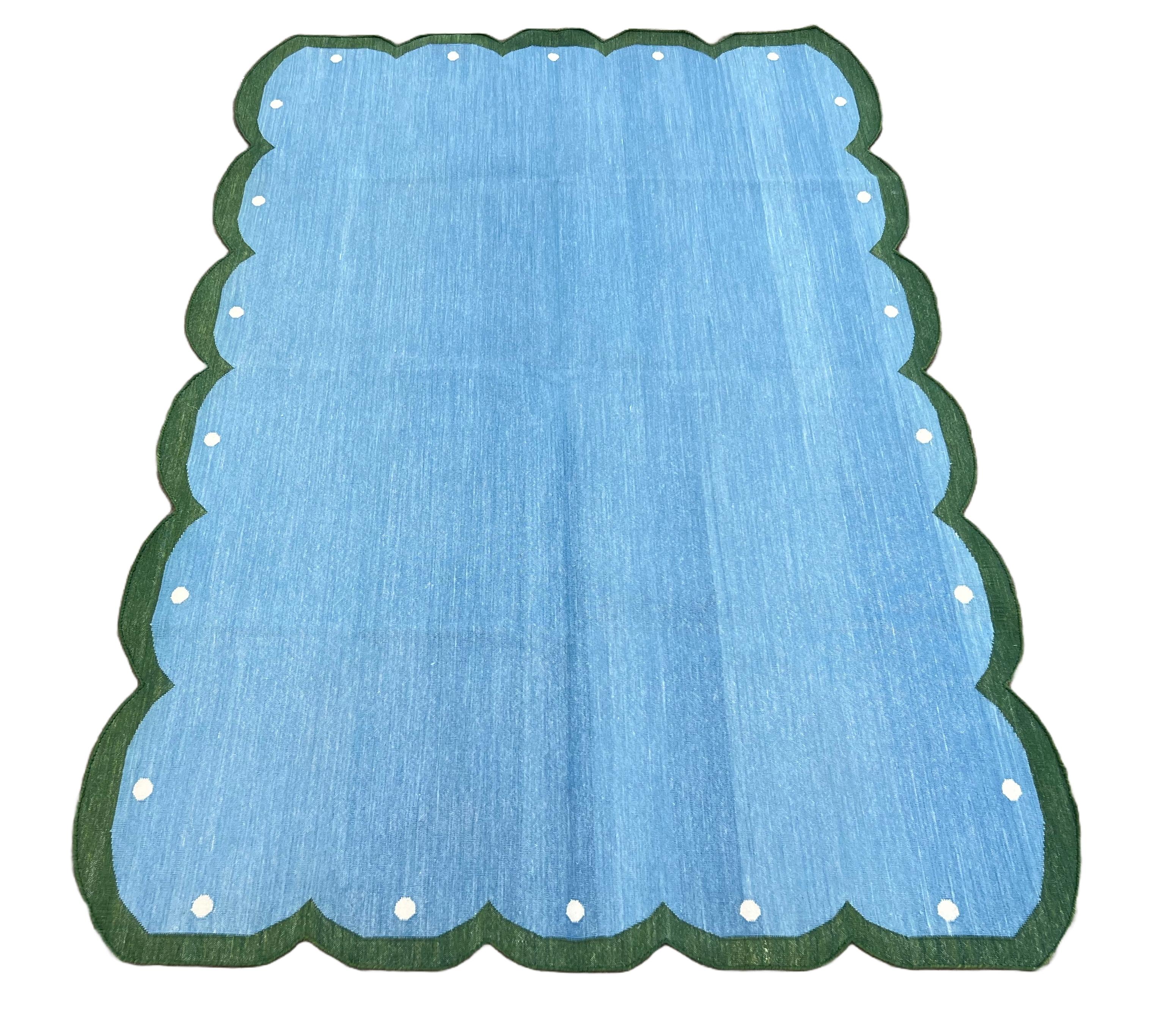 XXI secolo e contemporaneo Tappeto a tessitura piatta in cotone fatto a mano, 4x6 Blue and Green Scalloped Indian Dhurrie in vendita