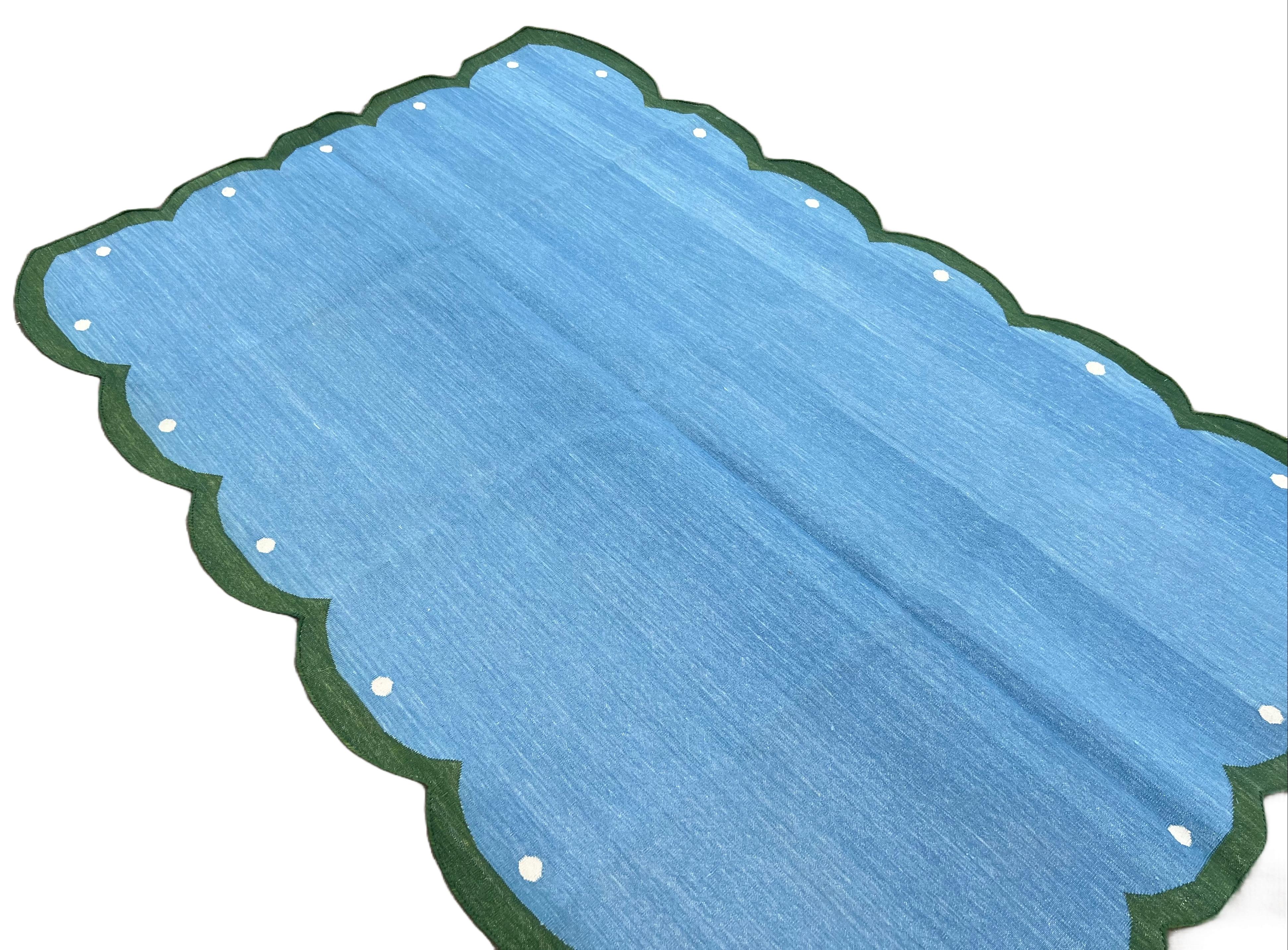 Cotone Tappeto a tessitura piatta in cotone fatto a mano, 4x6 Blue and Green Scalloped Indian Dhurrie in vendita