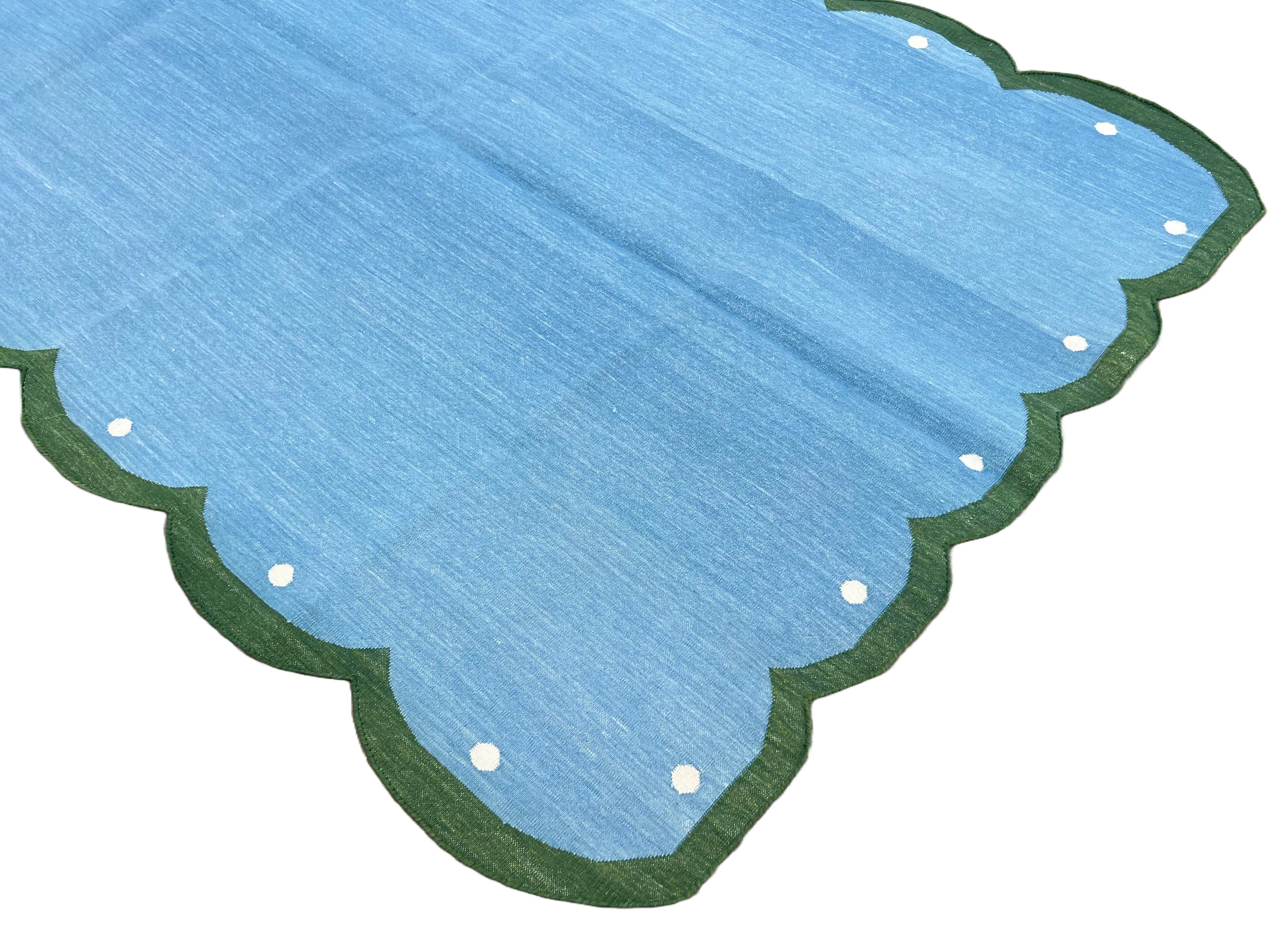 Tappeto a tessitura piatta in cotone fatto a mano, 4x6 Blue and Green Scalloped Indian Dhurrie in vendita 1
