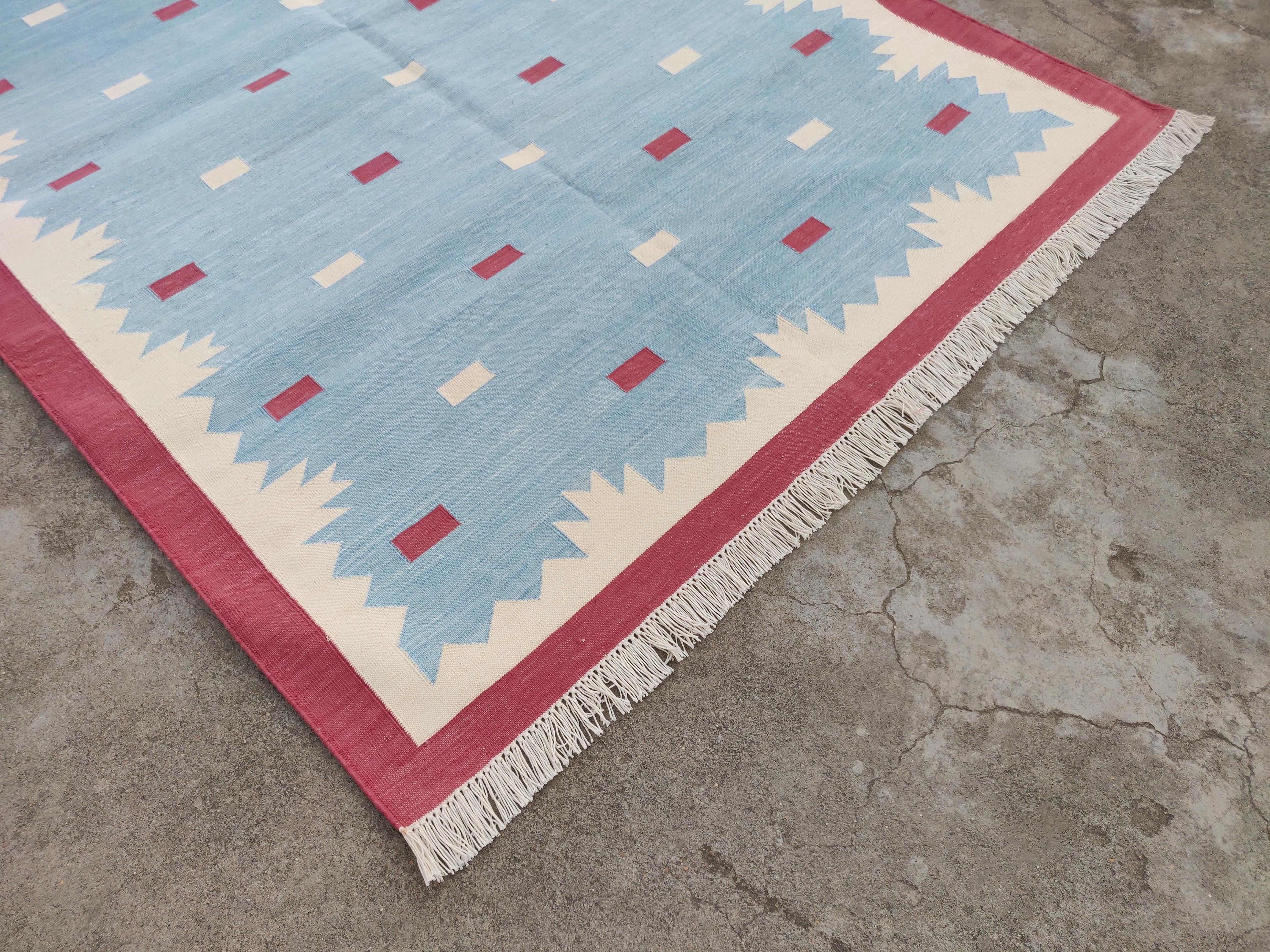 Handgefertigter flacher Baumwollteppich mit Flachgewebe, 4x6 Blauer und rosa geometrischer indischer Dhurrie (Indisch) im Angebot