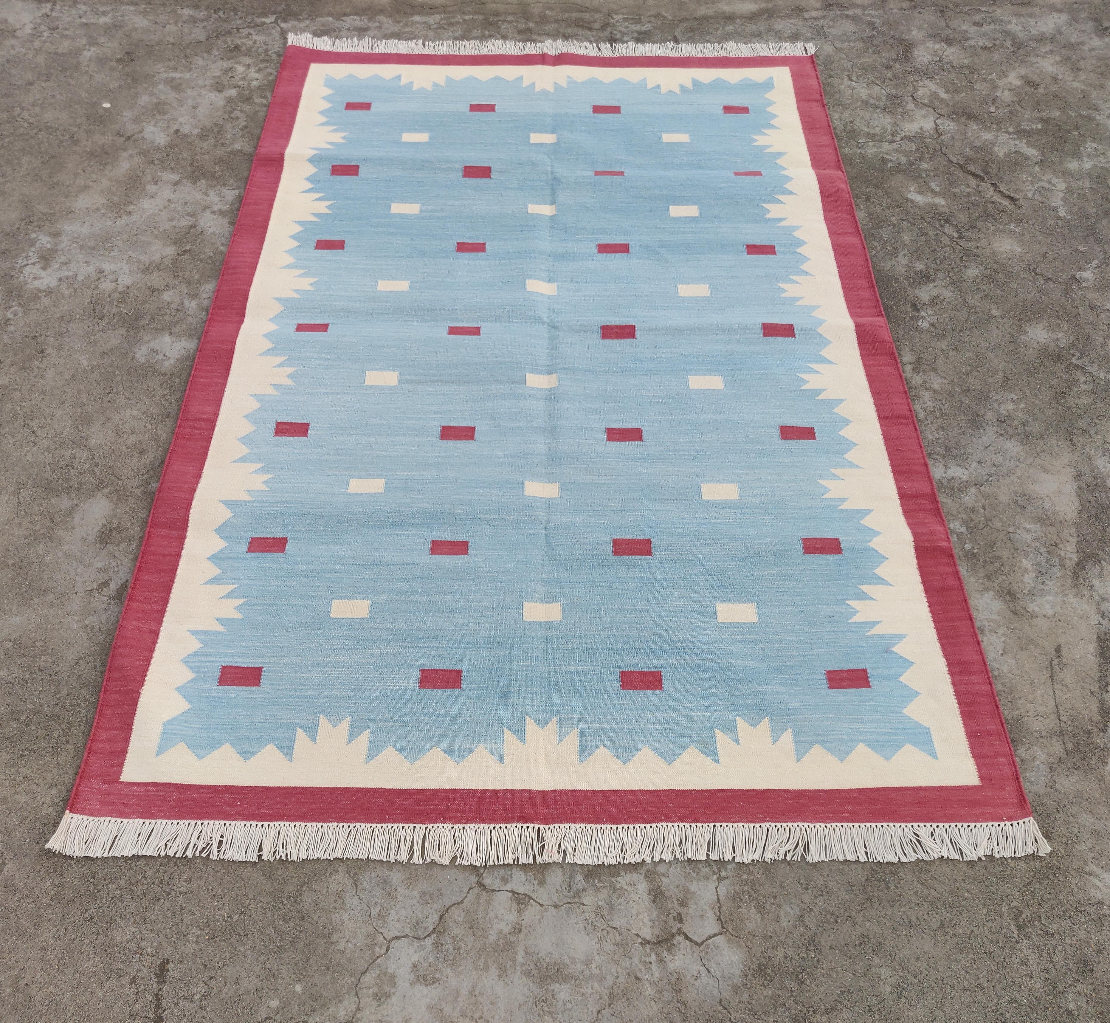 Handgefertigter flacher Baumwollteppich mit Flachgewebe, 4x6 Blauer und rosa geometrischer indischer Dhurrie (Handgewebt) im Angebot
