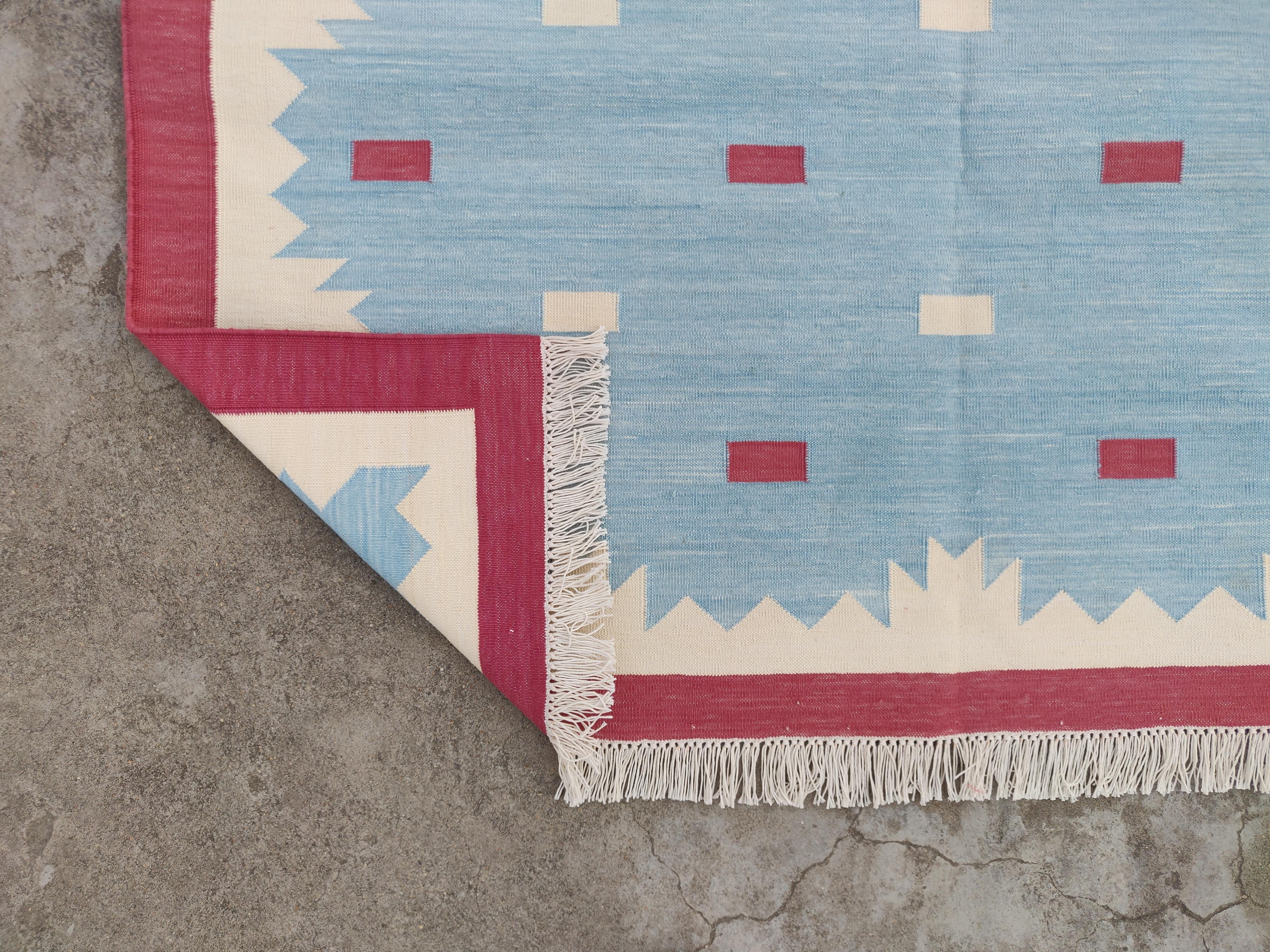 Handgefertigter flacher Baumwollteppich mit Flachgewebe, 4x6 Blauer und rosa geometrischer indischer Dhurrie im Angebot 1