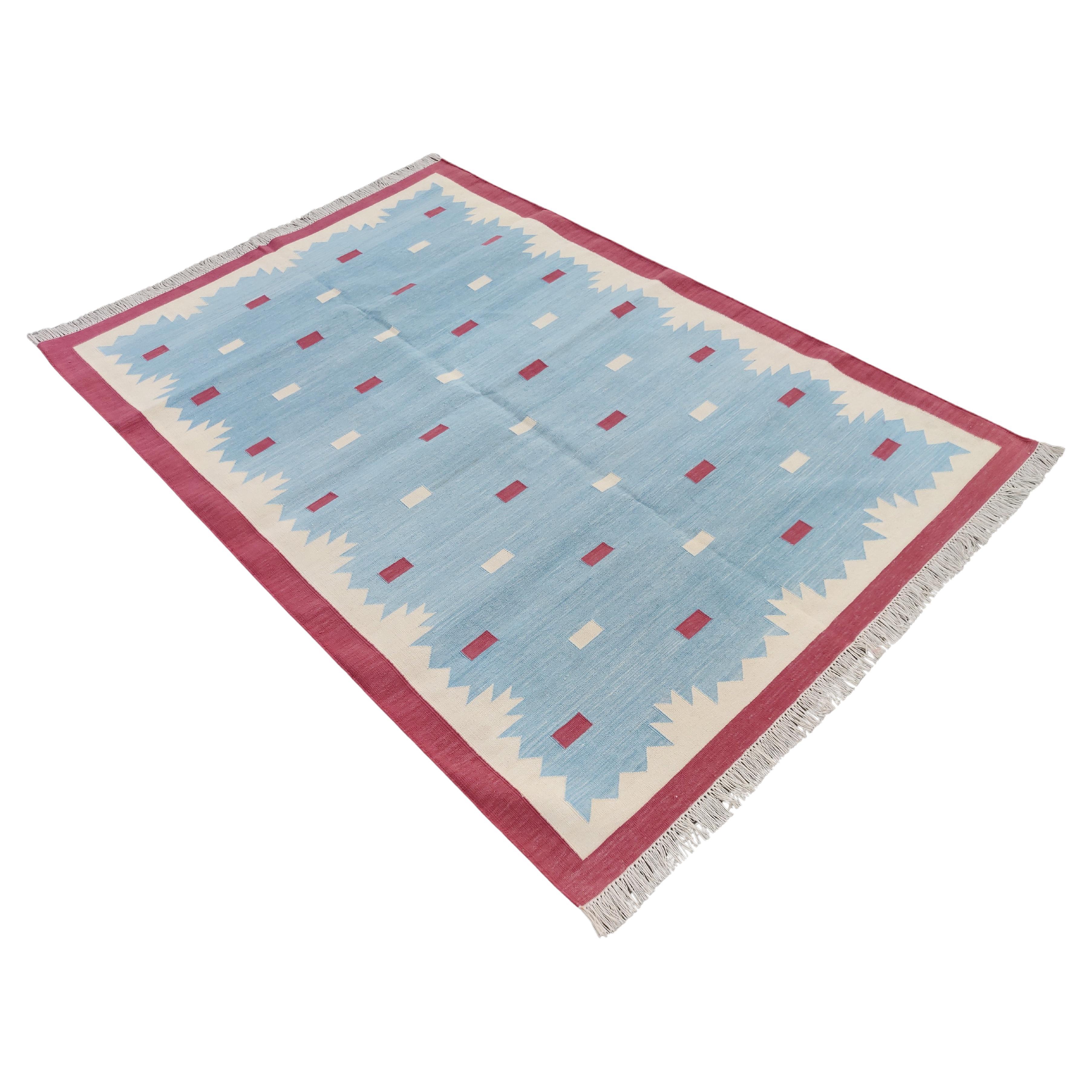 Handgefertigter flacher Baumwollteppich mit Flachgewebe, 4x6 Blauer und rosa geometrischer indischer Dhurrie im Angebot