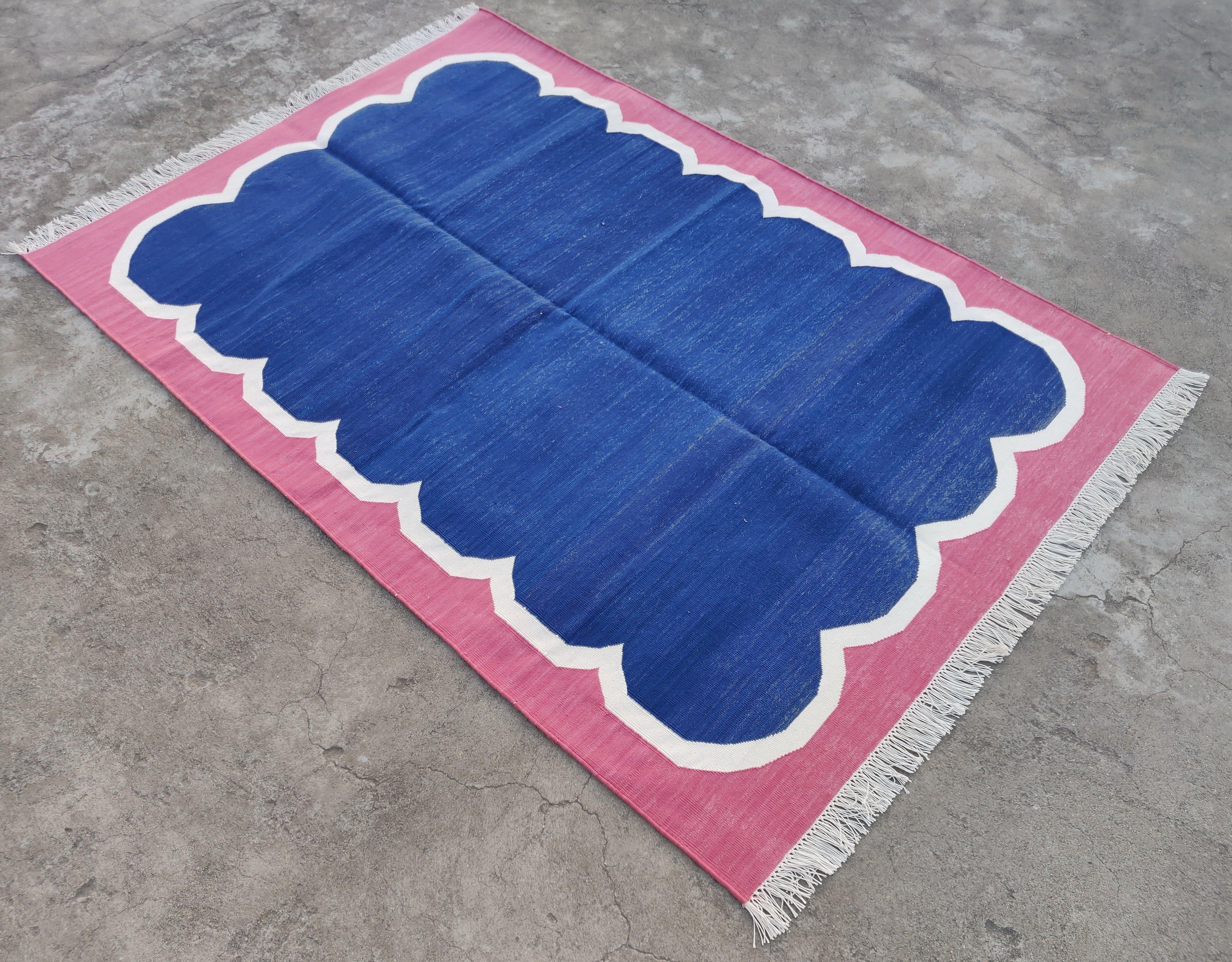 Tapis indien Dhurrie en coton teint dans la masse bleu marine et rose à rayures festonnées - 4 x 6 pieds 

Ces dhurries spéciales à tissage plat sont tissées à la main avec du fil 100 % coton 15 plis. En raison des techniques de fabrication
