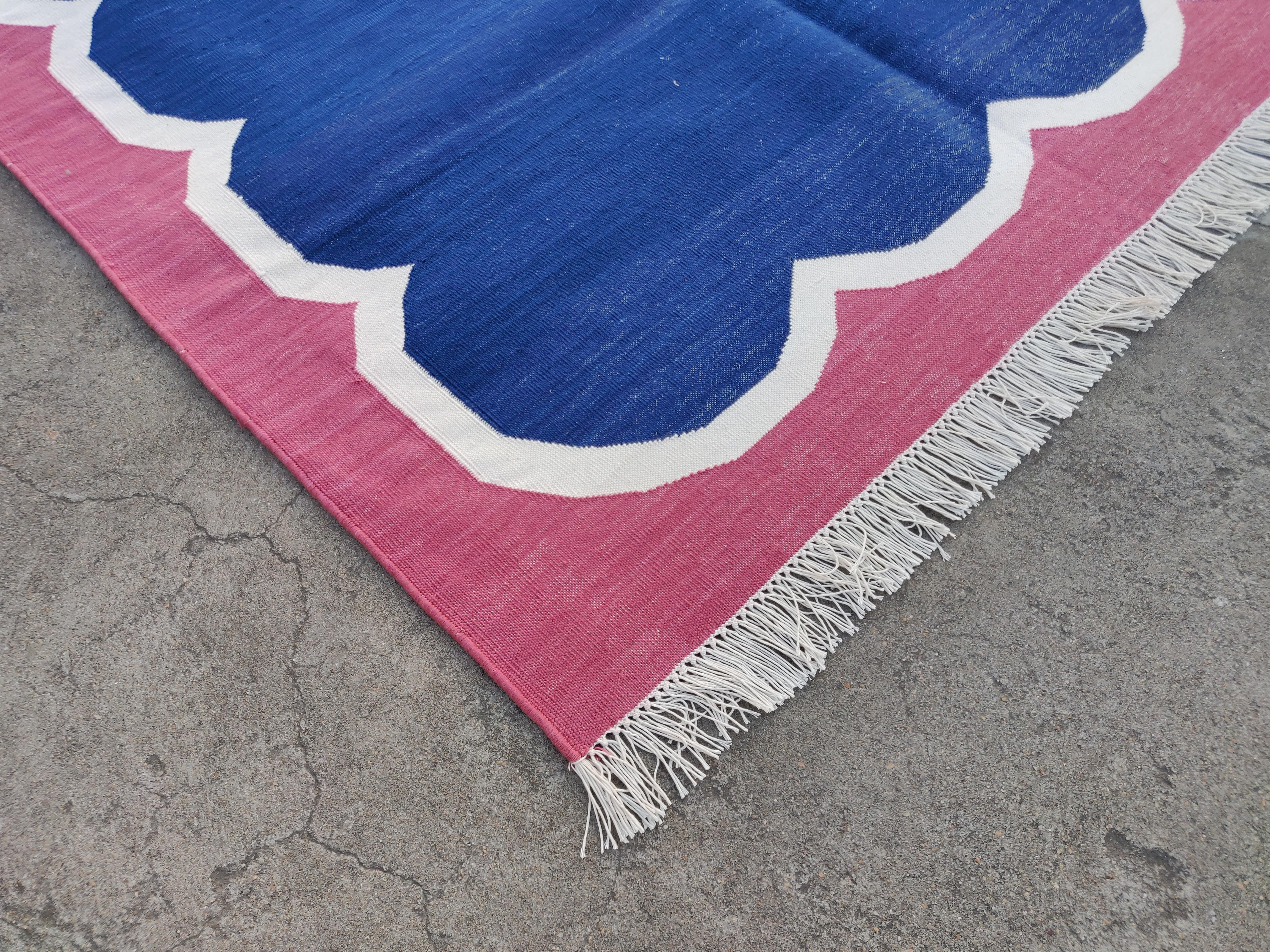 Mid-Century Modern Handmade Cotton Area Flat Weave Rug, 4x6 Blue And Pink Scalloped Indian Dhurrie For Sale
