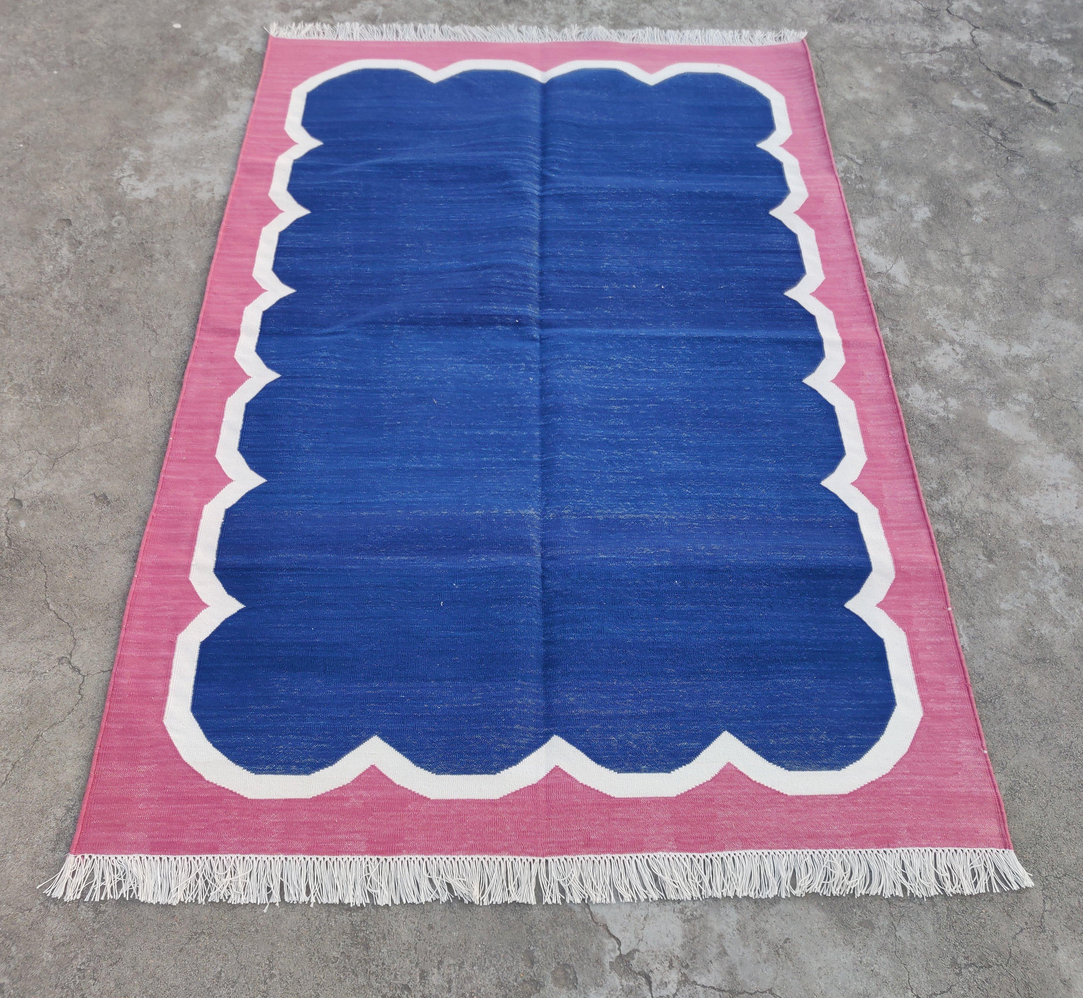 Tissé à la main Tapis de sol en coton tissé à plat, 4x6 bleu et rose festonné Indian Dhurrie en vente