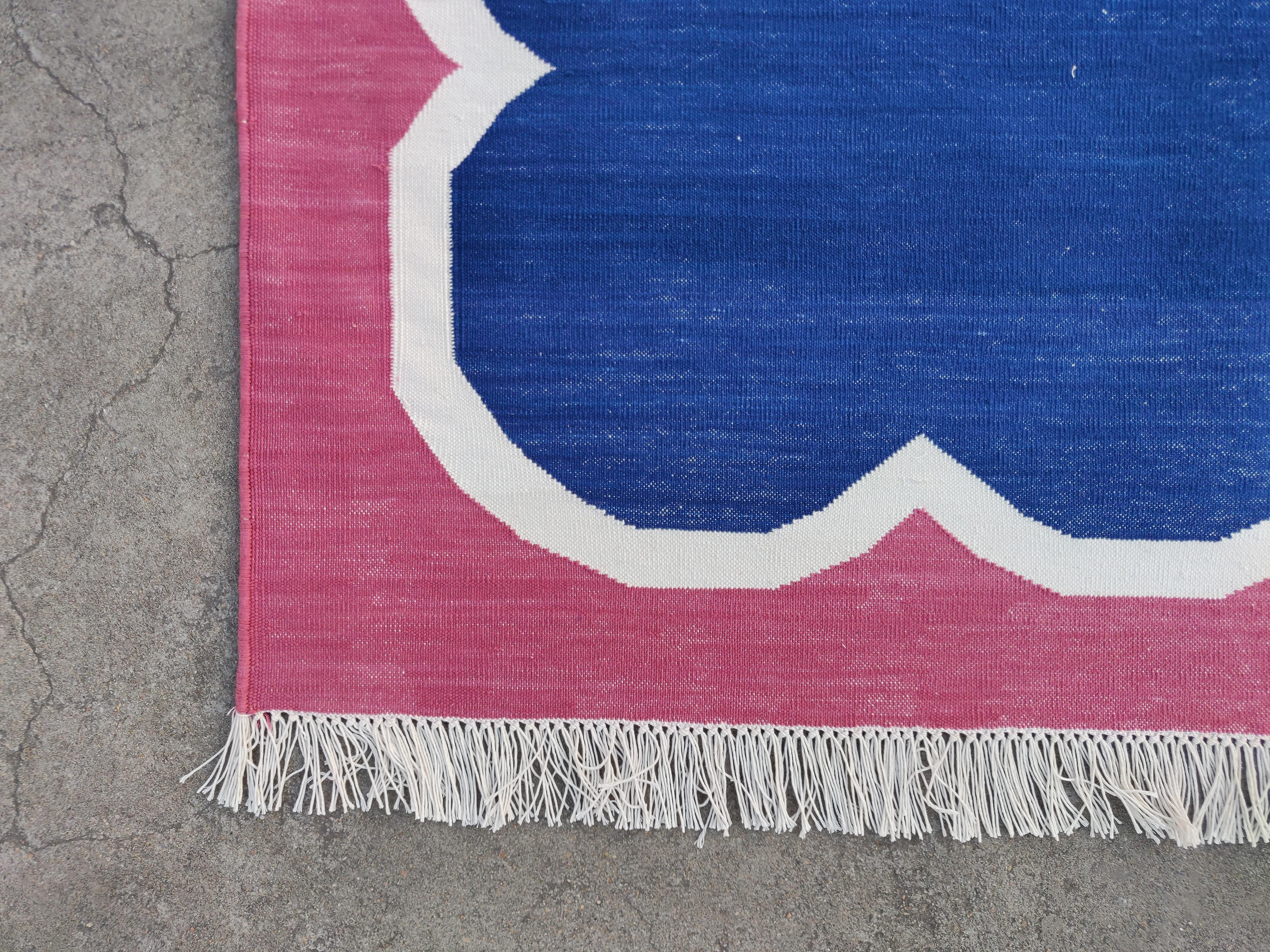 Contemporary Handmade Cotton Area Flat Weave Rug, 4x6 Blue And Pink Scalloped Indian Dhurrie For Sale