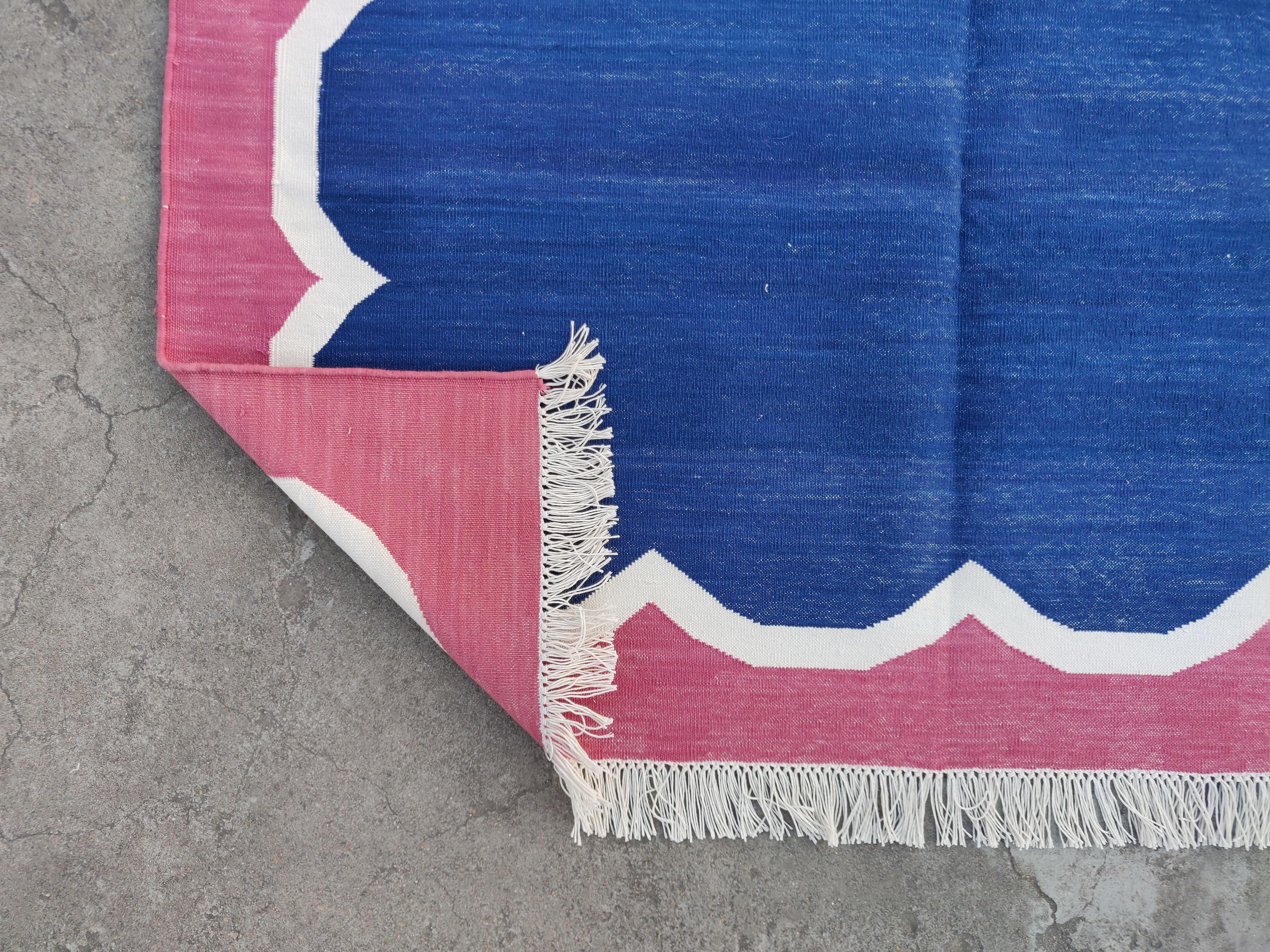 Handmade Cotton Area Flat Weave Rug, 4x6 Blue And Pink Scalloped Indian Dhurrie For Sale 1