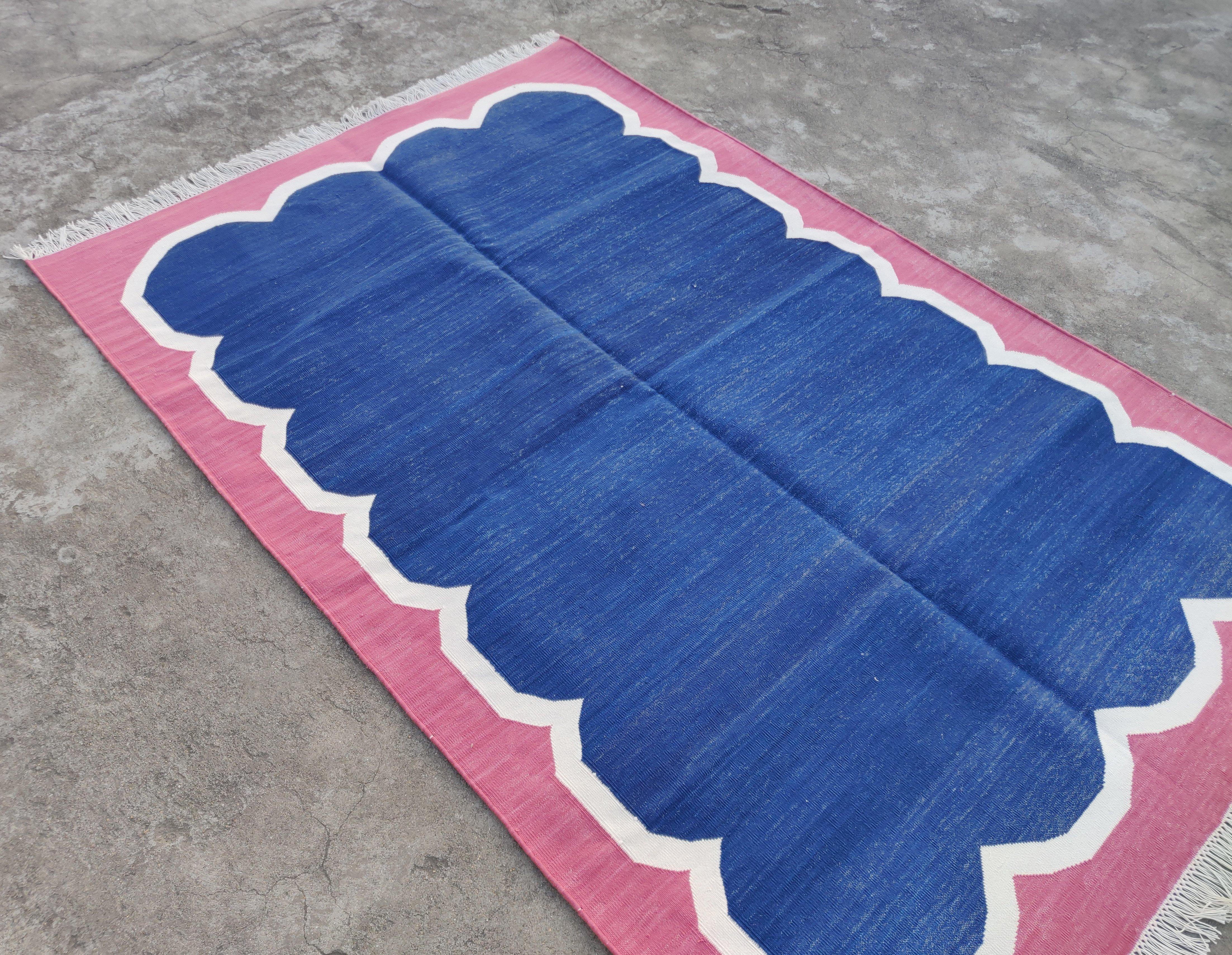Handmade Cotton Area Flat Weave Rug, 4x6 Blue And Pink Scalloped Indian Dhurrie For Sale 2