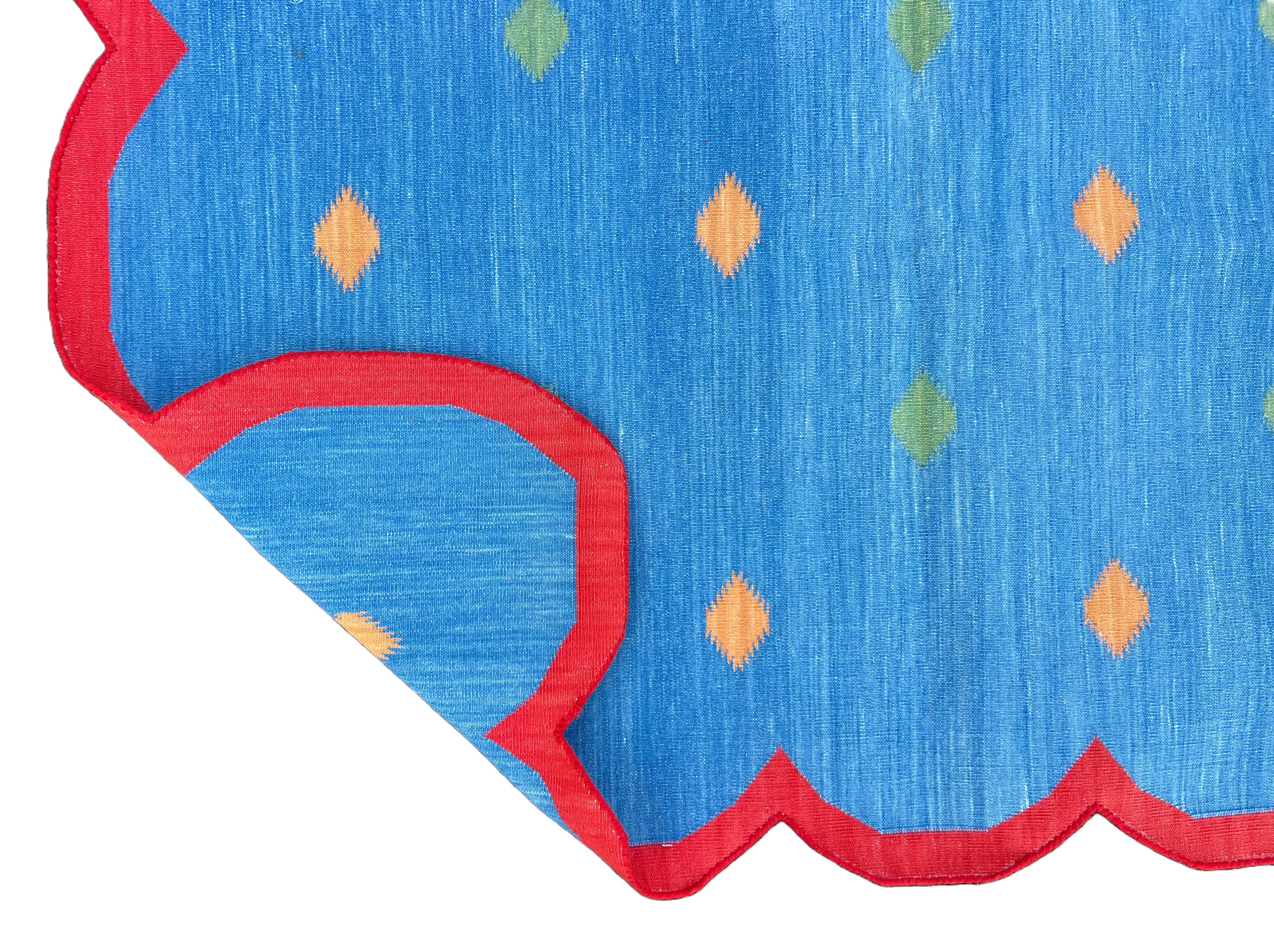 Handmade Cotton Area Flat Weave Rug, 4x6 Blue And Red Diamond Scalloped Dhurrie For Sale 2