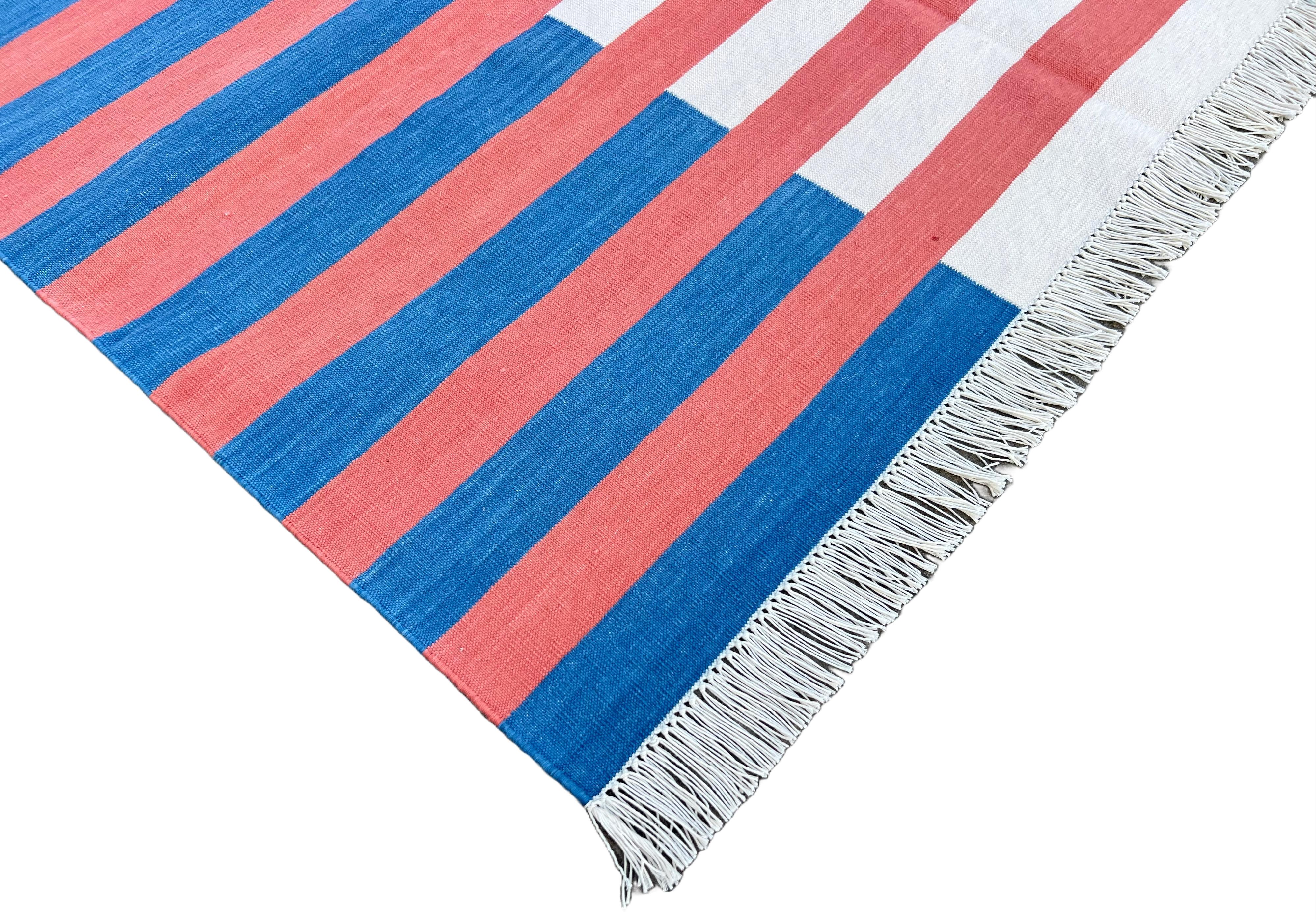 Tappeto a tessitura piatta in cotone fatto a mano, 4x6 Tappeto indiano Dhurrie a strisce blu e rosse in vendita 2
