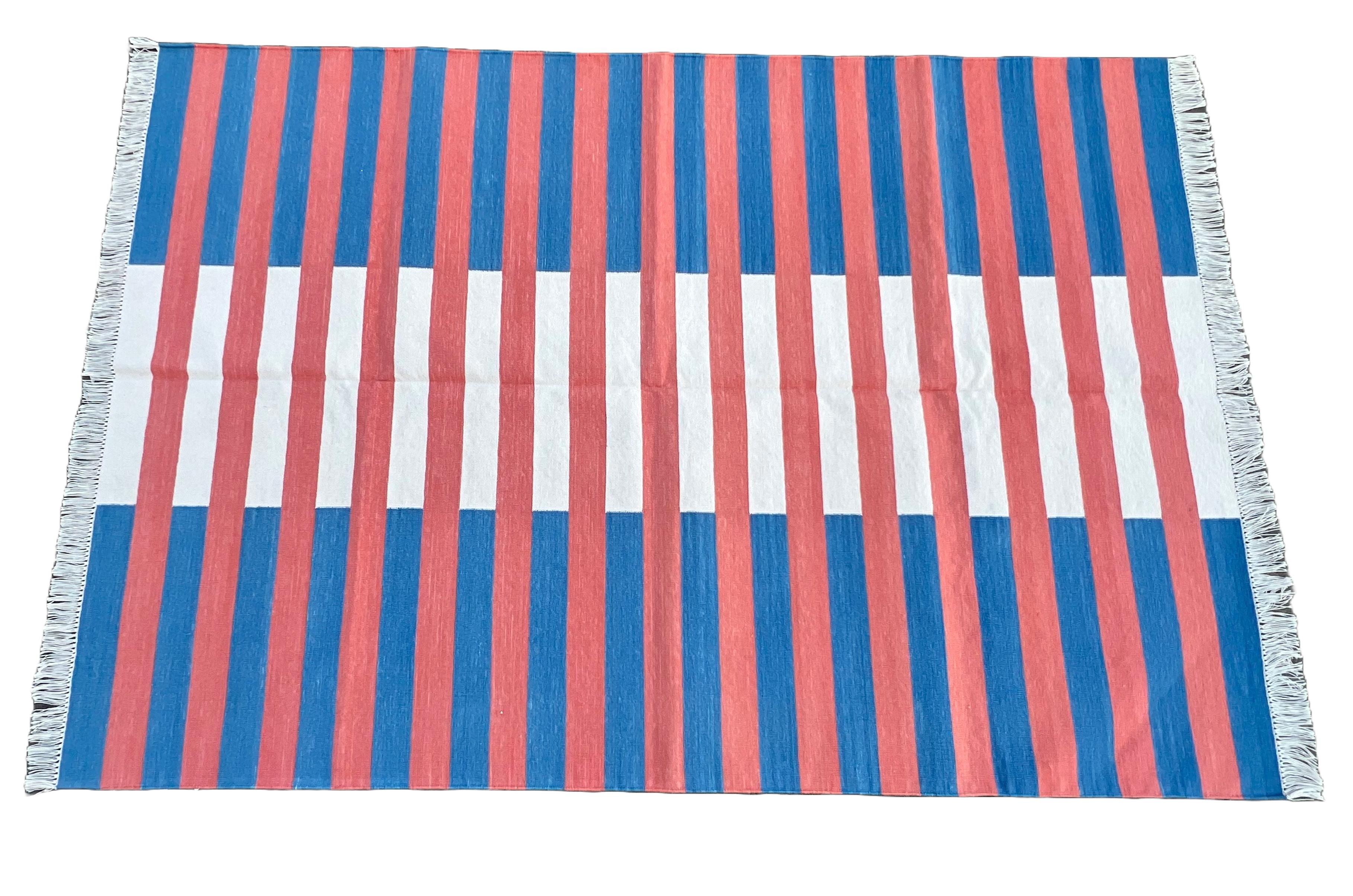 Tappeto indiano a righe blu, rosso e crema reversibile in cotone tinto al vegetale - 4'x6'
Queste speciali dhurry a trama piatta sono tessute a mano con un filo di cotone 100% a 15 strati. A causa delle speciali tecniche di produzione utilizzate per