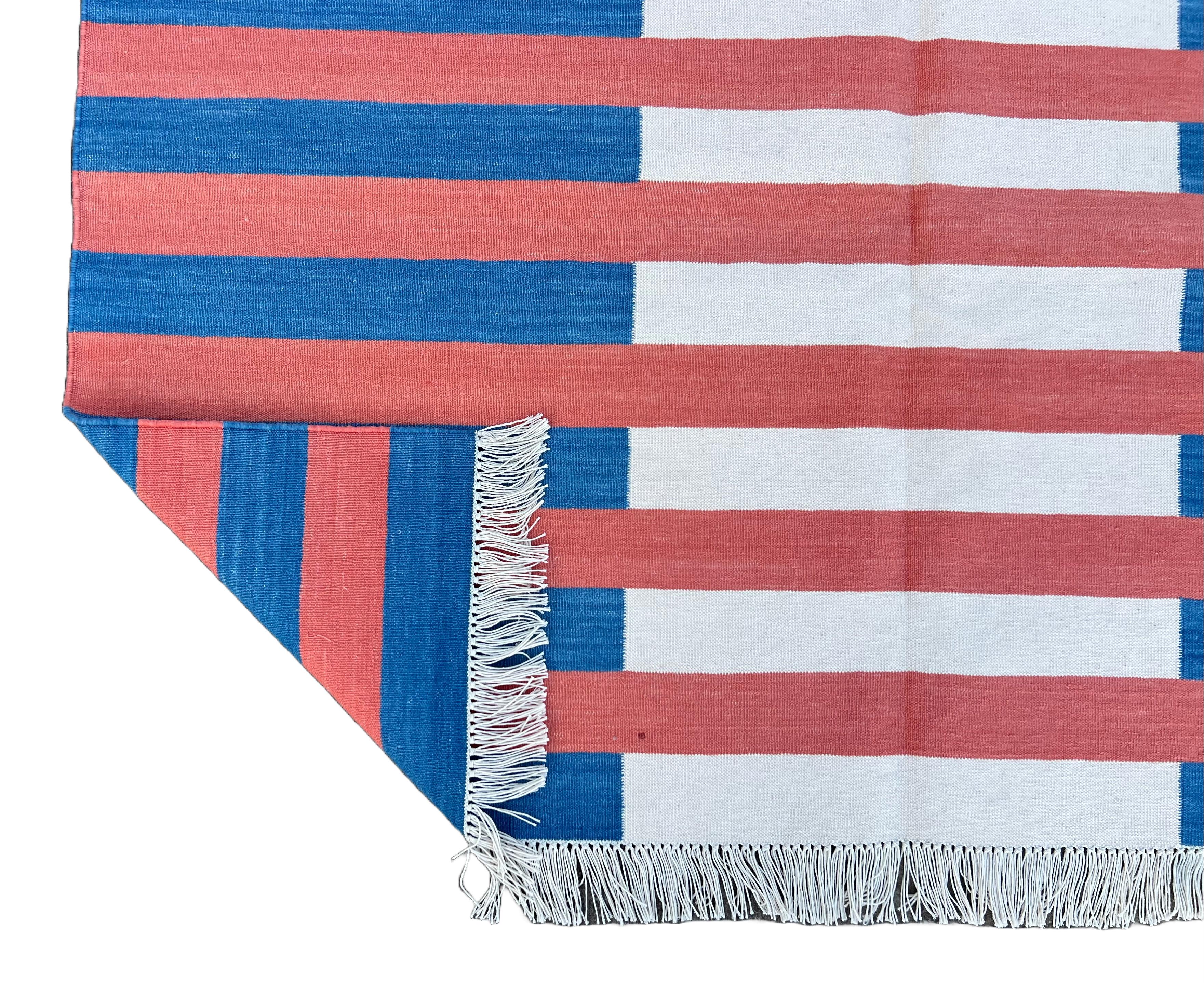 Indiano Tappeto a tessitura piatta in cotone fatto a mano, 4x6 Tappeto indiano Dhurrie a strisce blu e rosse in vendita